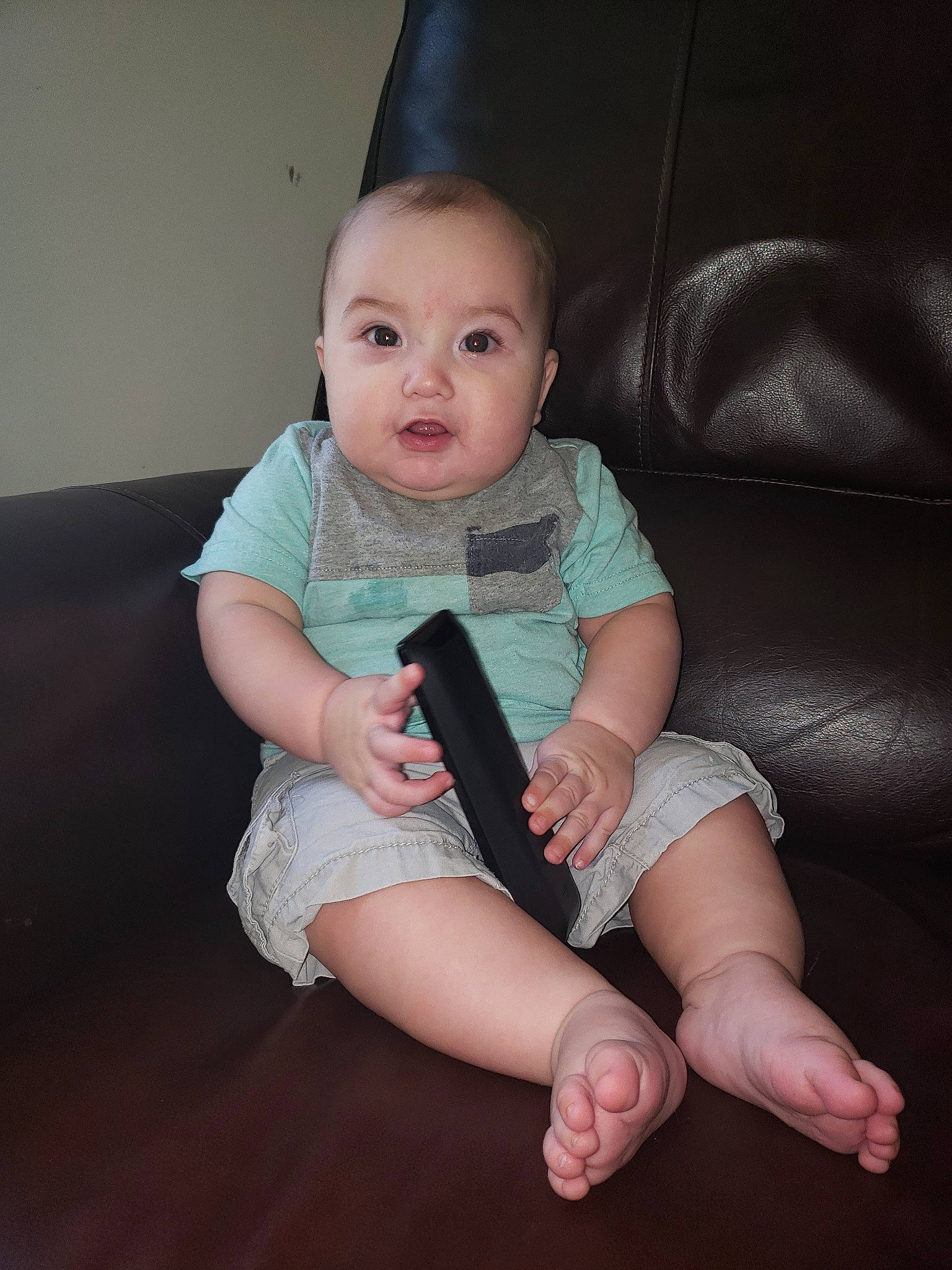 Linkin is registered to the contest to win money with this photo: arm, baby, barefoot, cheek, child, face, finger, foot, hand, head, human_leg, joint, knee, leg, nose, person, sitting, skin, sole, thigh