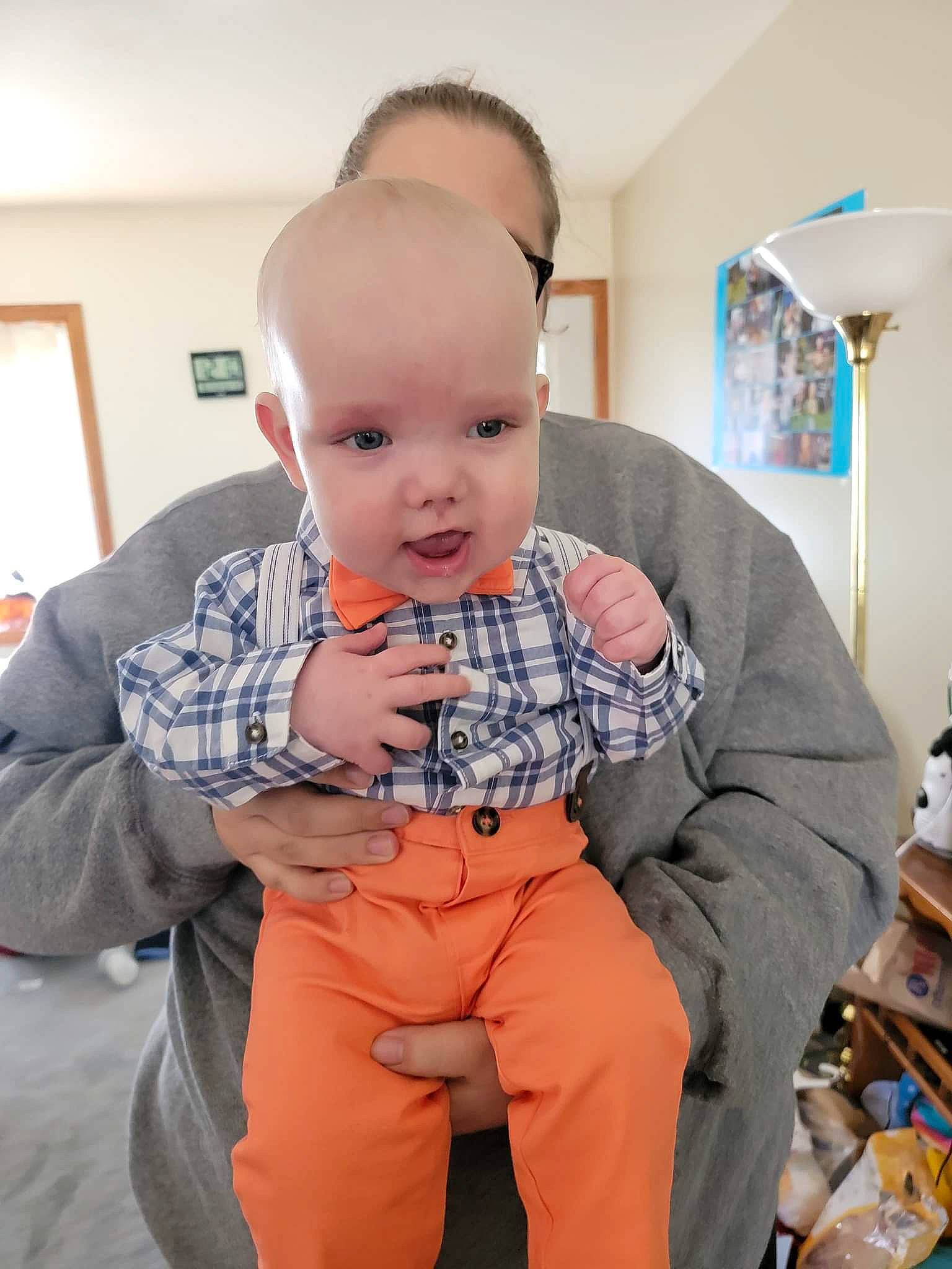 Everest is registered to the contest to win money with this photo: abdomen, baby, baby_toddler_clothing, child, comfort, electric_blue, event, flooring, fun, hairstyle, happy, orange, pattern, person, picture_frame, room, sitting, sleeve, smile, t_shirt