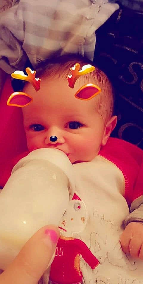 Alécyo participe au concours pour gagner de l'argent avec cette photo : baby, baby_bottle, baby_products, baby_toddler_clothing, baby_toys, bottle, cheek, child, eyelash, infant_formula, milk, person, plant_milk, plastic, plastic_bottle, skin, toddler