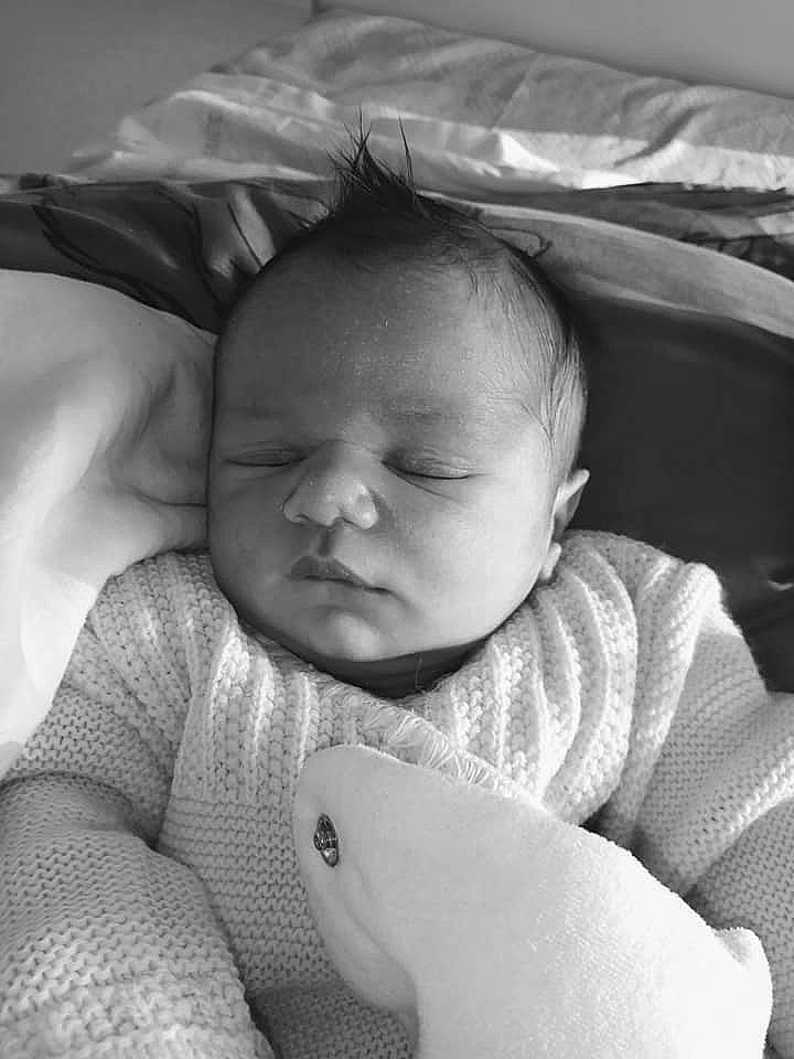 Alécyo participe au concours pour gagner de l'argent avec cette photo : baby, baby_products, baby_sleeping, baby_toddler_clothing, bedding, bedtime, birth, blanket, cheek, child, comfort, infant_bed, linens, nap, person, skin, sleep, toddler