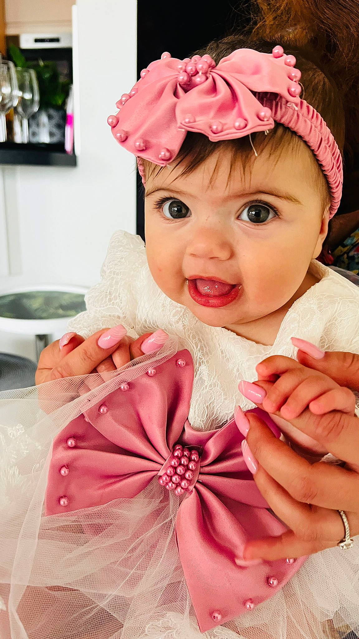 Liana a rejoint le concours — aidez-le/la à gagner de superbes lots ! baby_toddler_clothing, dress, embellishment, eyelash, finger, gesture, hairstyle, hand, happy, headgear, headpiece, headwear, lip, person, petal, pink, product, skin, smile, textile