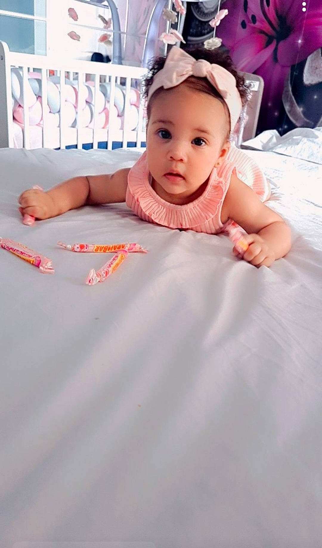 Kayllie a rejoint le concours — aidez-le/la à gagner de superbes lots ! baby, baby_toddler_clothing, child, event, fashion_accessory, flash_photography, floor, flooring, fun, hair_accessory, happy, hat, headgear, headpiece, linens, person, petal, pink, room, sitting