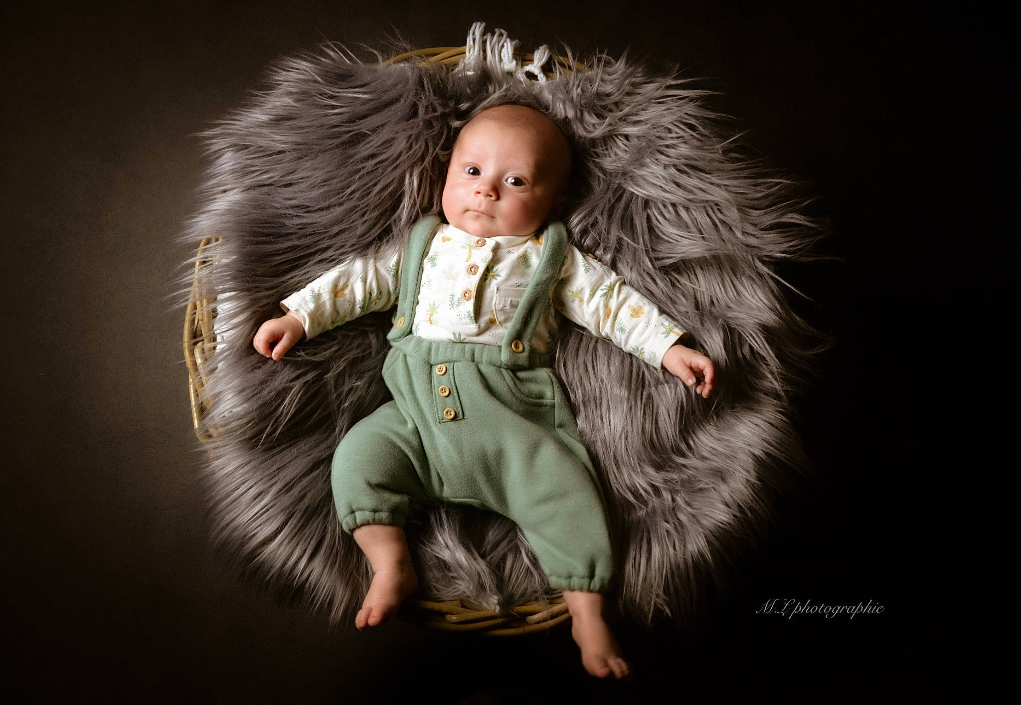 Eliott a rejoint le concours — aidez-le/la à gagner de superbes lots ! animal_product, barefoot, blond, child_model, doll, flash_photography, fur, hand, natural_material, person, photo_shoot, portrait_photography, toy, wig