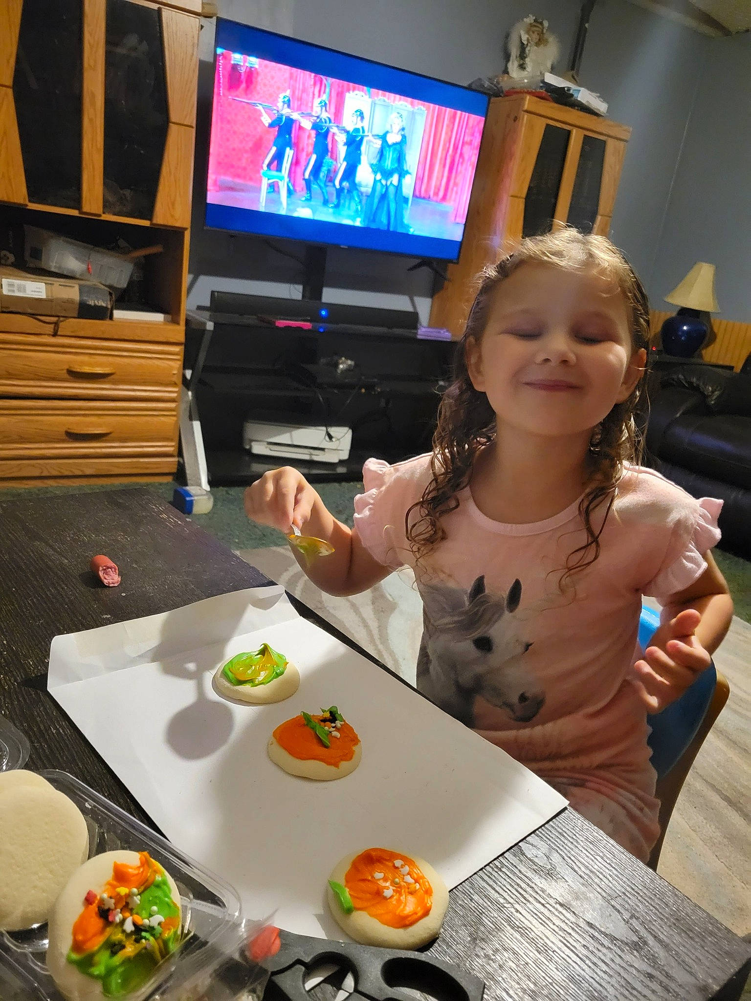 Raven is registered to the contest to win money with this photo: bowl, comfort_food, cooking, cuisine, dish, dishware, event, finger, food, gadget, home_appliance, joy, person, plate, recipe, smile, table, tableware, television, television_set