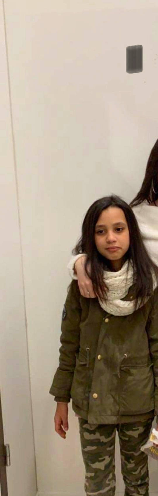 Shemsiya a rejoint le concours — aidez-le/la à gagner de superbes lots ! blazer, child, fashion_design, flash_photography, fun, fur, gesture, happy, layered_hair, pattern, person, portrait, portrait_photography, room, sitting, sleeve, top, trench_coat, uniform, winter