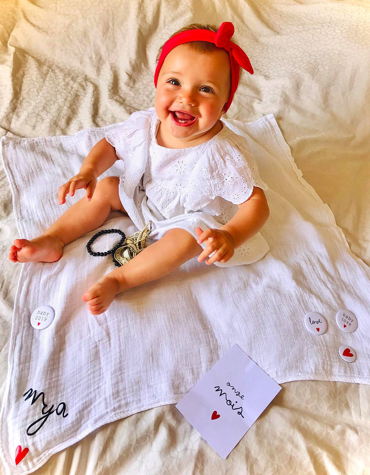 Mya a rejoint le concours — aidez-le/la à gagner de superbes lots ! baby, baby_sleeping, baby_toddler_clothing, bedding, blanket, child, fashion_accessory, hair_accessory, happy, headband, headgear, headpiece, joy, linens, pattern, person, photography, pink, product, smile