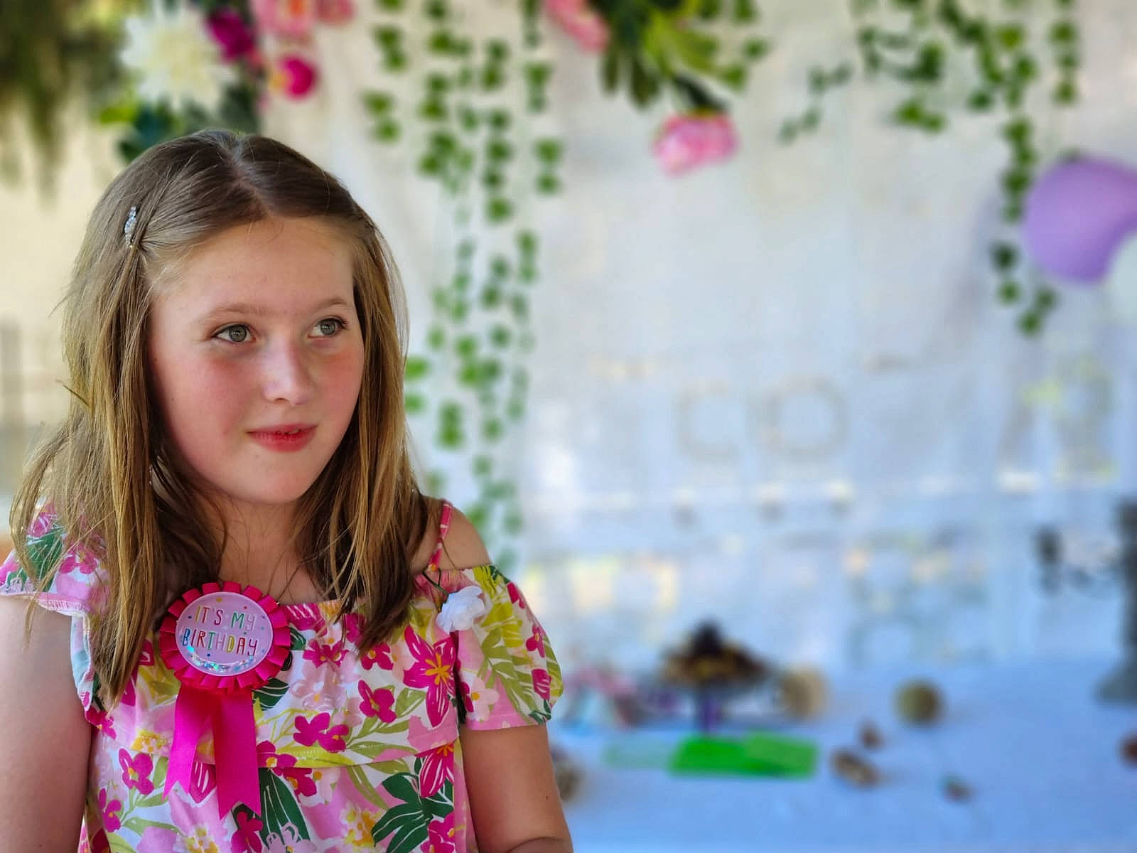 Manon participe au concours pour gagner de l'argent avec cette photo : child, decoration, event, floral_design, fun, grass, green, happy, leisure, magenta, party, pattern, person, pink, portrait_photography, sleeve, smile, spring, summer, t_shirt