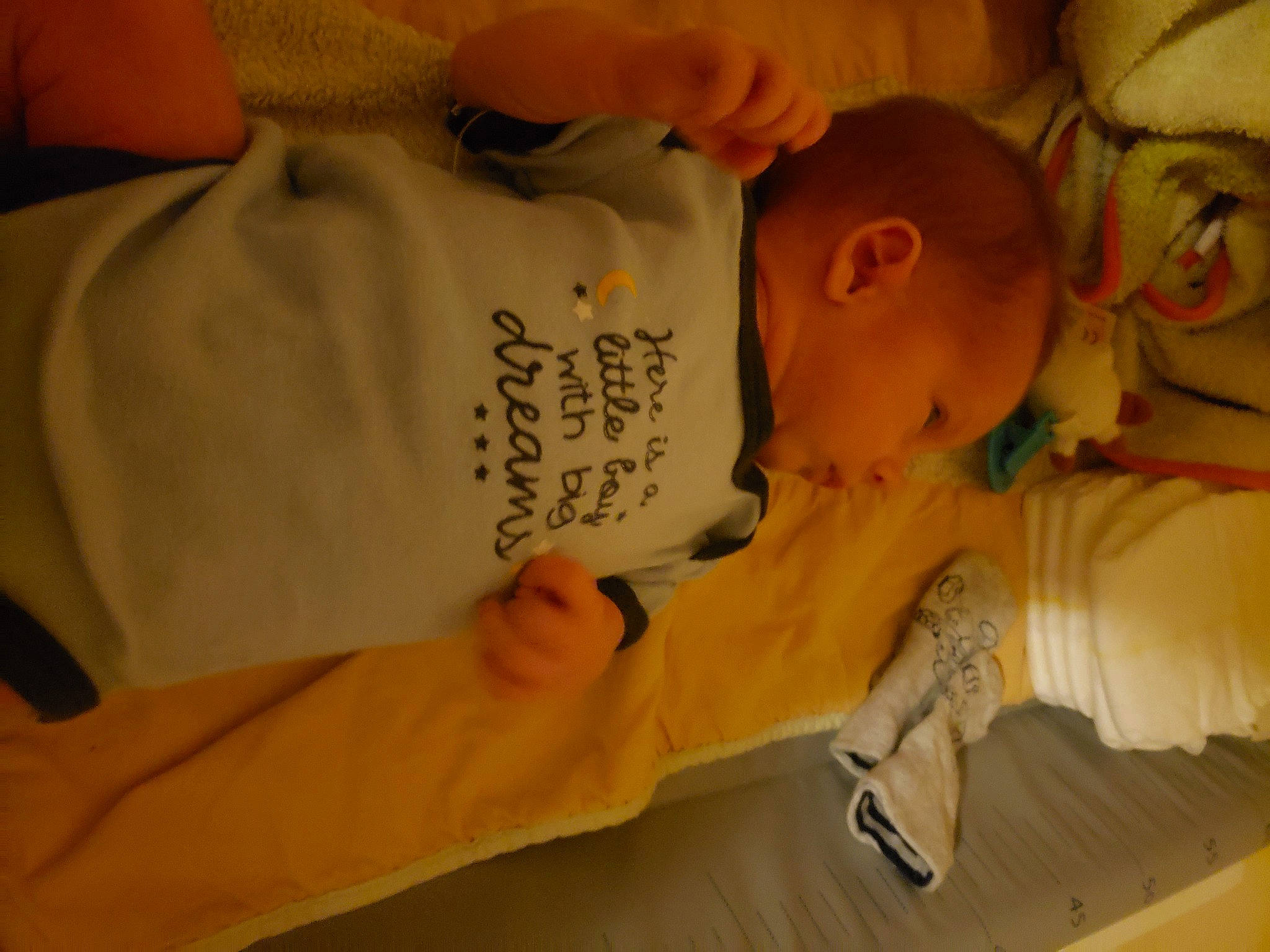 Esteban participe au concours pour gagner de l'argent avec cette photo : baby, baby_products, baby_toddler_clothing, bedtime, book, cheek, child, comfort, finger, font, illustration, nose, person, room, sleeve, t_shirt, toddler, wood, writing