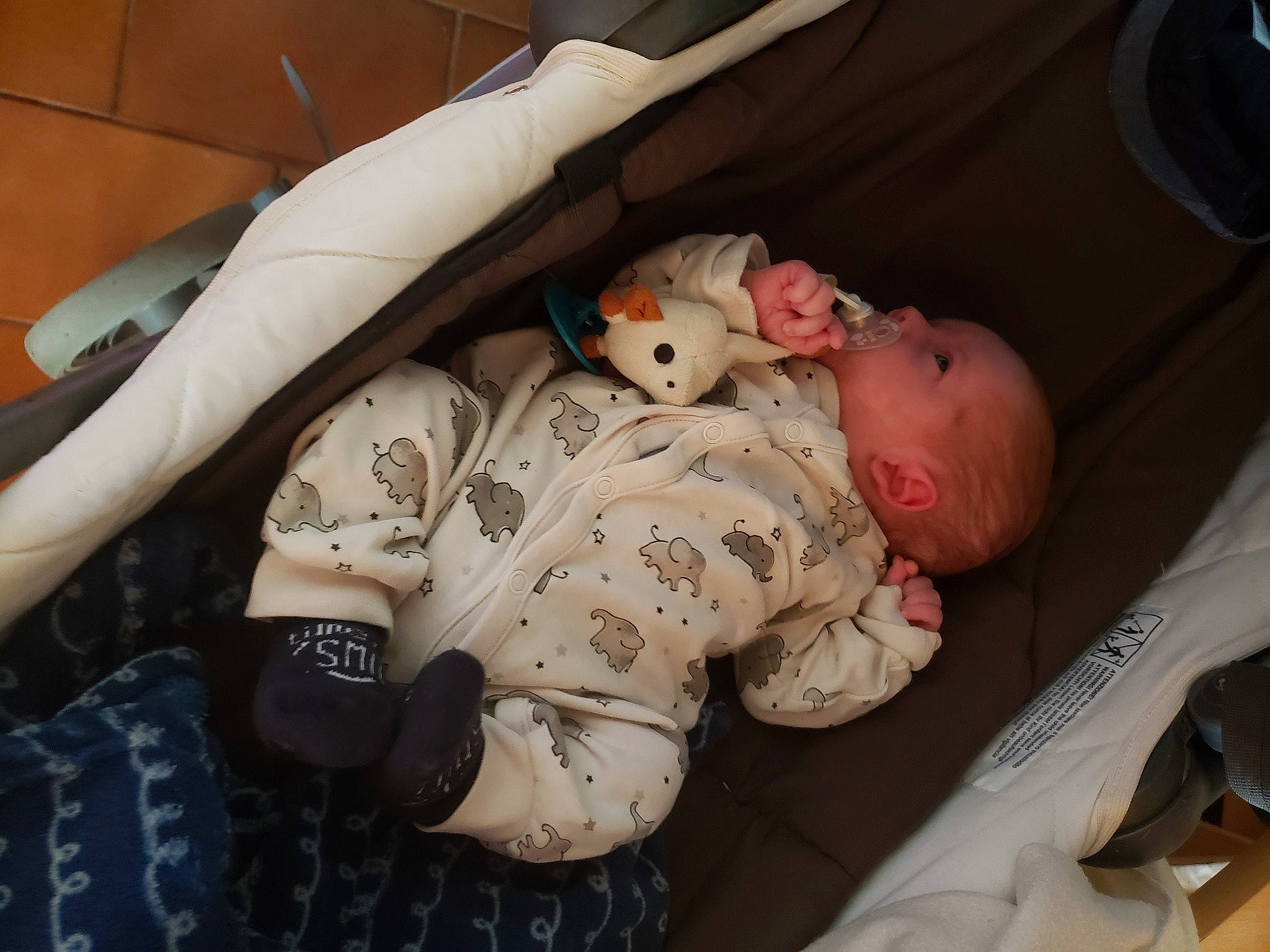 Esteban a rejoint le concours — aidez-le/la à gagner de superbes lots ! baby, baby_carriage, baby_products, baby_safety, baby_sleeping, baby_toddler_clothing, bed, car_seat, child, comfort, infant_bed, linens, nap, pattern, person, room, sitting, stuffed_toy, textile, toddler