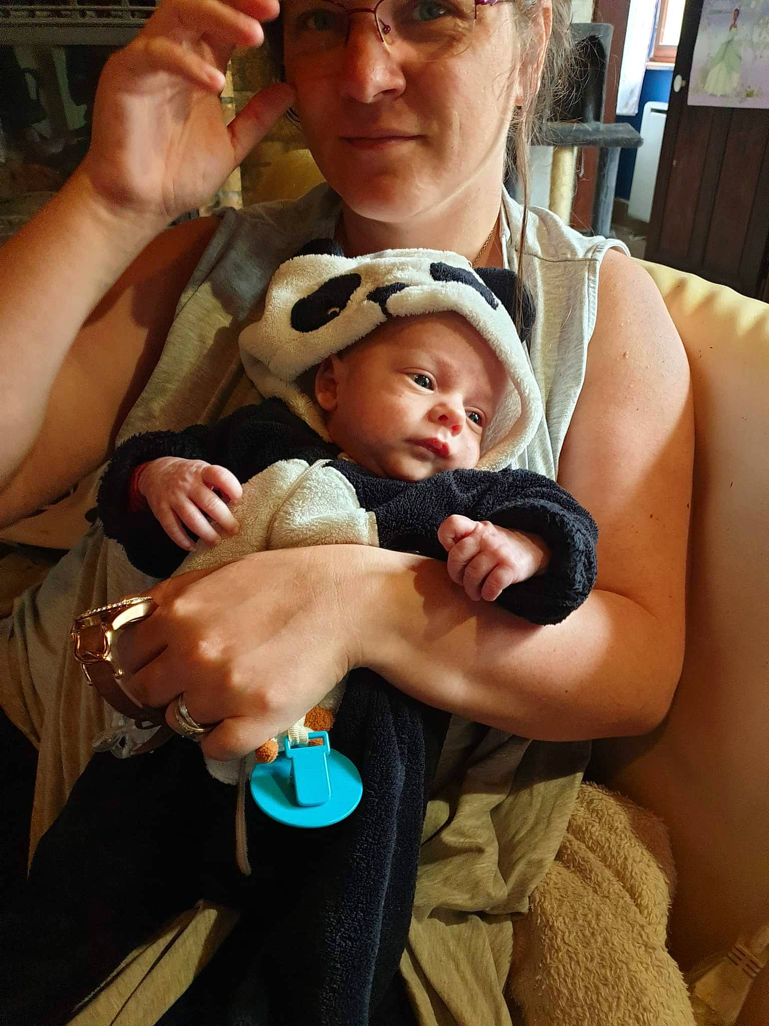 Esteban a rejoint le concours — aidez-le/la à gagner de superbes lots ! arm, baby, child, comfort, eyewear, finger, fun, gesture, glasses, goggles, hand, happy, hat, headwear, muscle, organ, people, person, skin, thumb