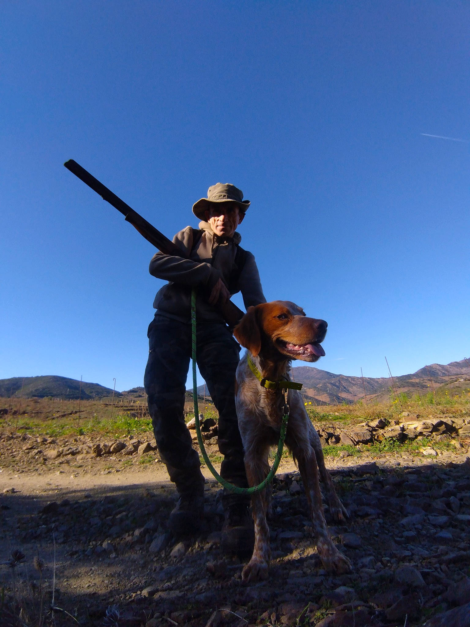 Toc participe au concours pour gagner de l'argent avec cette photo : air_gun, carnivore, dog, dog_breed, fun, grass, grassland, hat, hill, hunting, landscape, people_in_nature, plant, prairie, recreation, shotgun, sky, soil, steppe, sun_hat