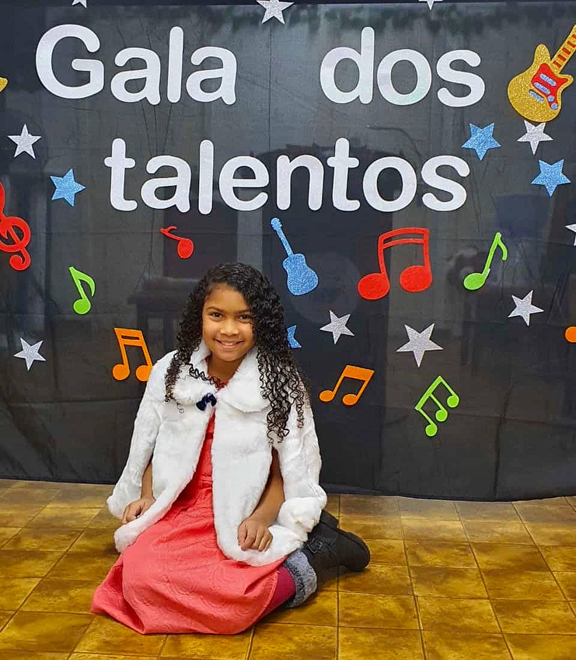 Esther Rafaela a rejoint le concours — aidez-le/la à gagner de superbes lots ! bag, beauty, blackboard, child, design, event, flooring, font, fun, graphics, happy, joy, logo, luggage_and_bags, pattern, person, photograph, sitting, smile, world