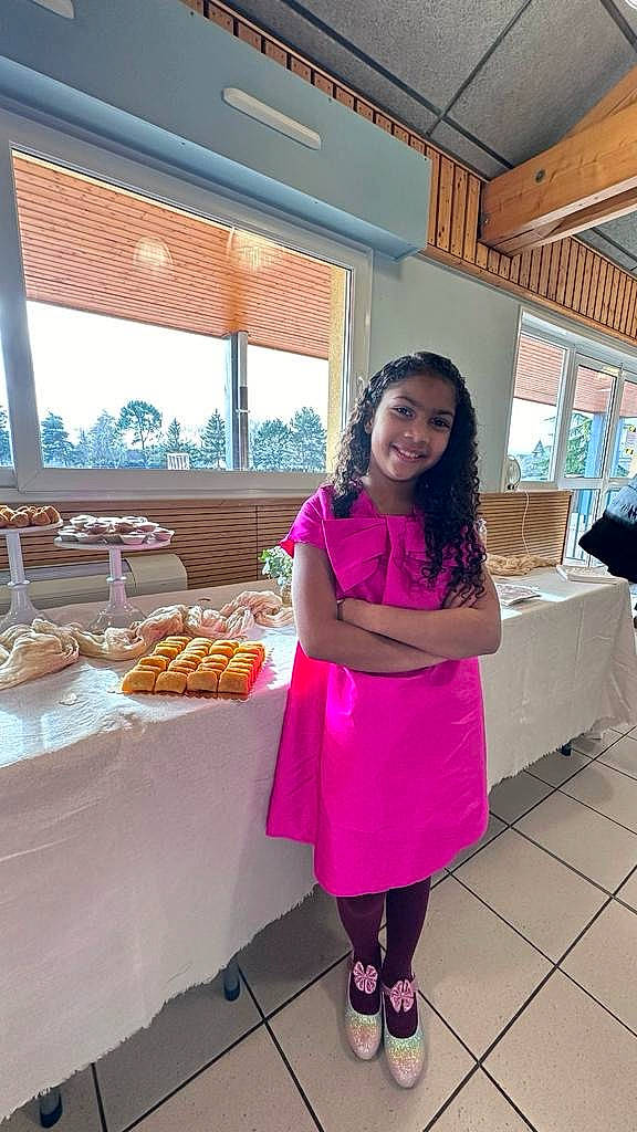 Esther Rafaela participe au concours pour gagner de l'argent avec cette photo : chair, event, fashion_design, flooring, food, happy, interior_design, joy, leisure, linens, magenta, person, pink, plate, room, smile, table, tablecloth, tableware, uniform