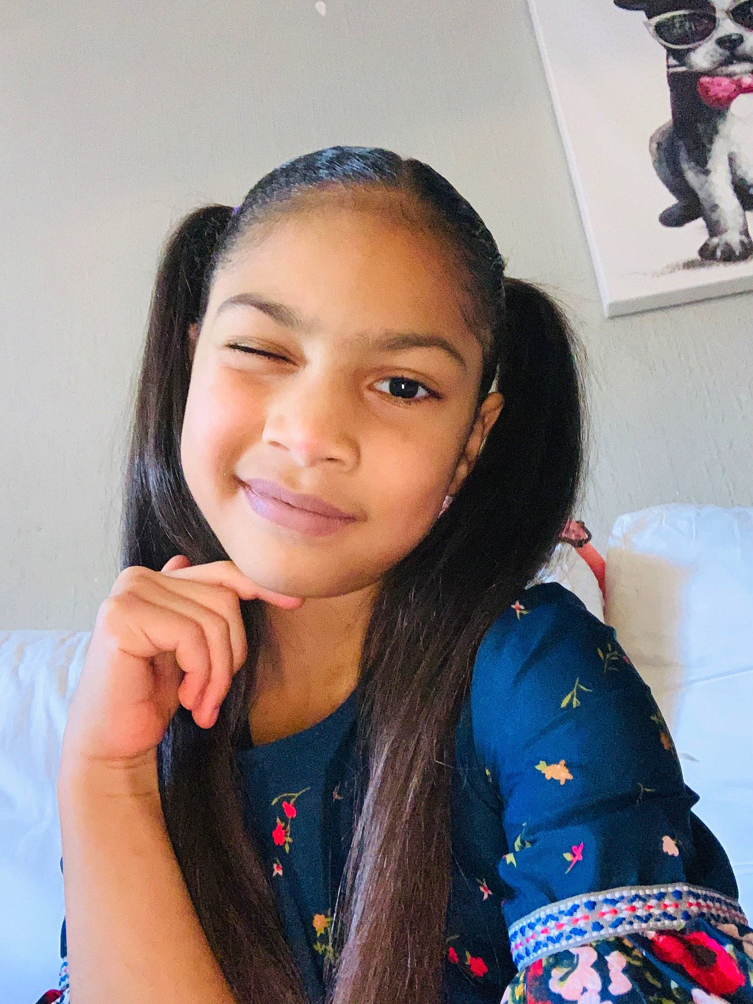 Esther Rafaela a rejoint le concours — aidez-le/la à gagner de superbes lots ! beauty, black, black_hair, dog, eyebrow, eyelash, facial_expression, forehead, gesture, hair, hairstyle, happy, joy, lip, neck, nose, organ, person, skin, sleeve