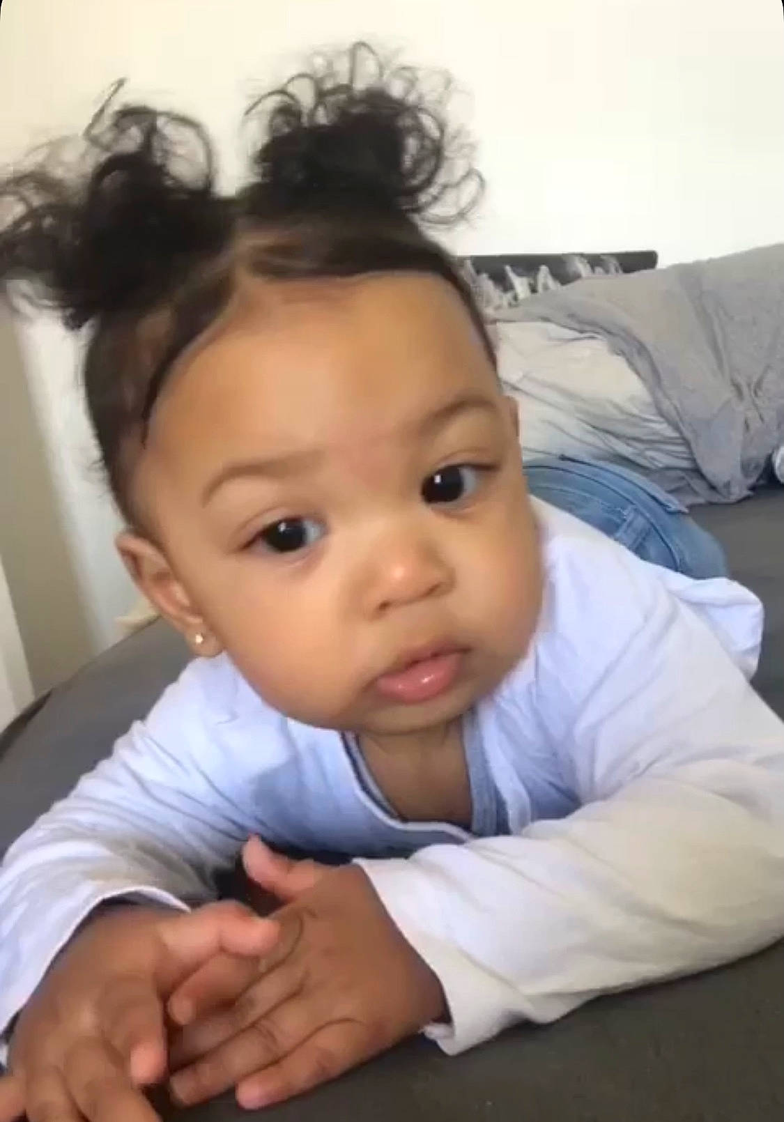 Kahïna participe au concours pour gagner de l'argent avec cette photo : arm, baby_toddler_clothing, black_hair, cheek, comfort, elbow, eye, eyebrow, eyelash, finger, forehead, gesture, hand, happy, iris, lip, neck, nose, person, sleeve