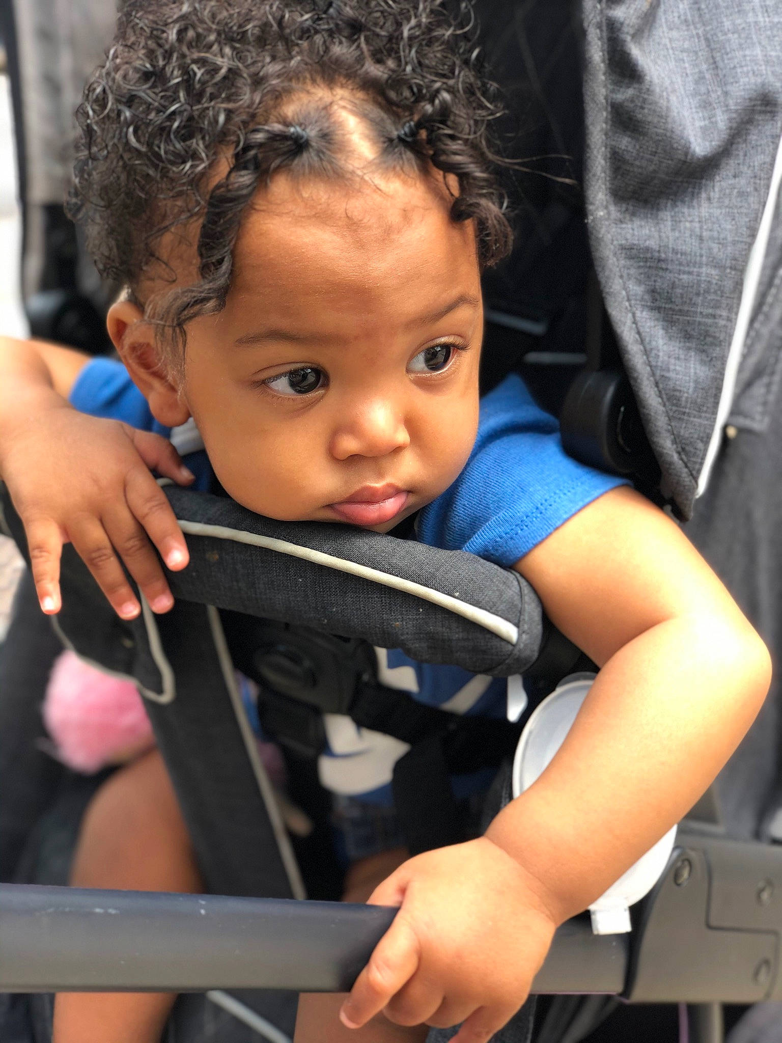 Kahïna a rejoint le concours — aidez-le/la à gagner de superbes lots ! baby, baby_carriage, baby_products, baby_toddler_clothing, black_hair, child, comfort, electric_blue, eye, fun, hair, happy, leisure, person, recreation, sitting, skin, tire, toddler, tree