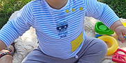 Lysandre participe au concours pour gagner de l'argent avec cette photo : toddler, child, smiling, outdoor, grass, toy, plastic_ring, blanket, cap, striped_shirt, feet, happy, playing, sunlight, nature, person, sitting, cute, daylight, relaxing