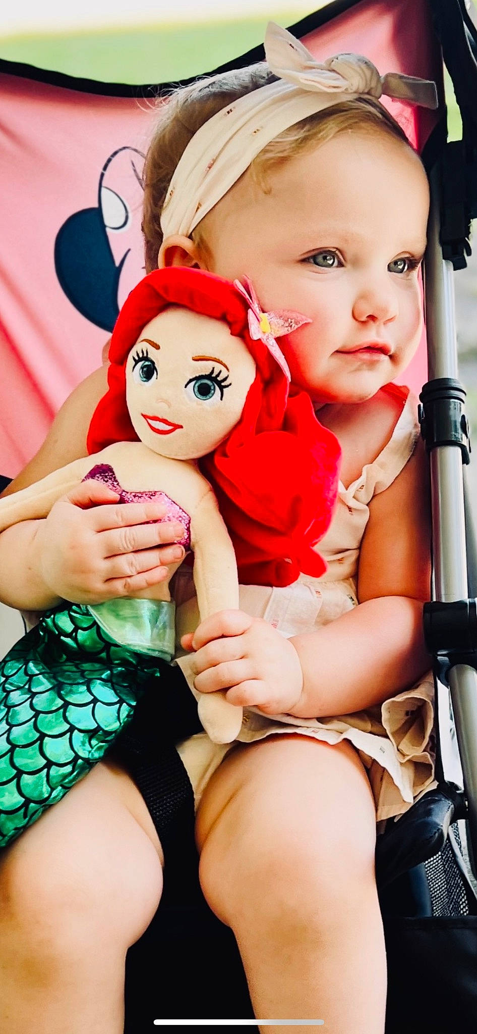 Arizona joined the competition — help win amazing prizes! arm, eye, face, facial_expression, finger, gesture, hairstyle, hand, happy, head, human_body, leg, lip, mouth, muscle, organ, person, pink, red, skin