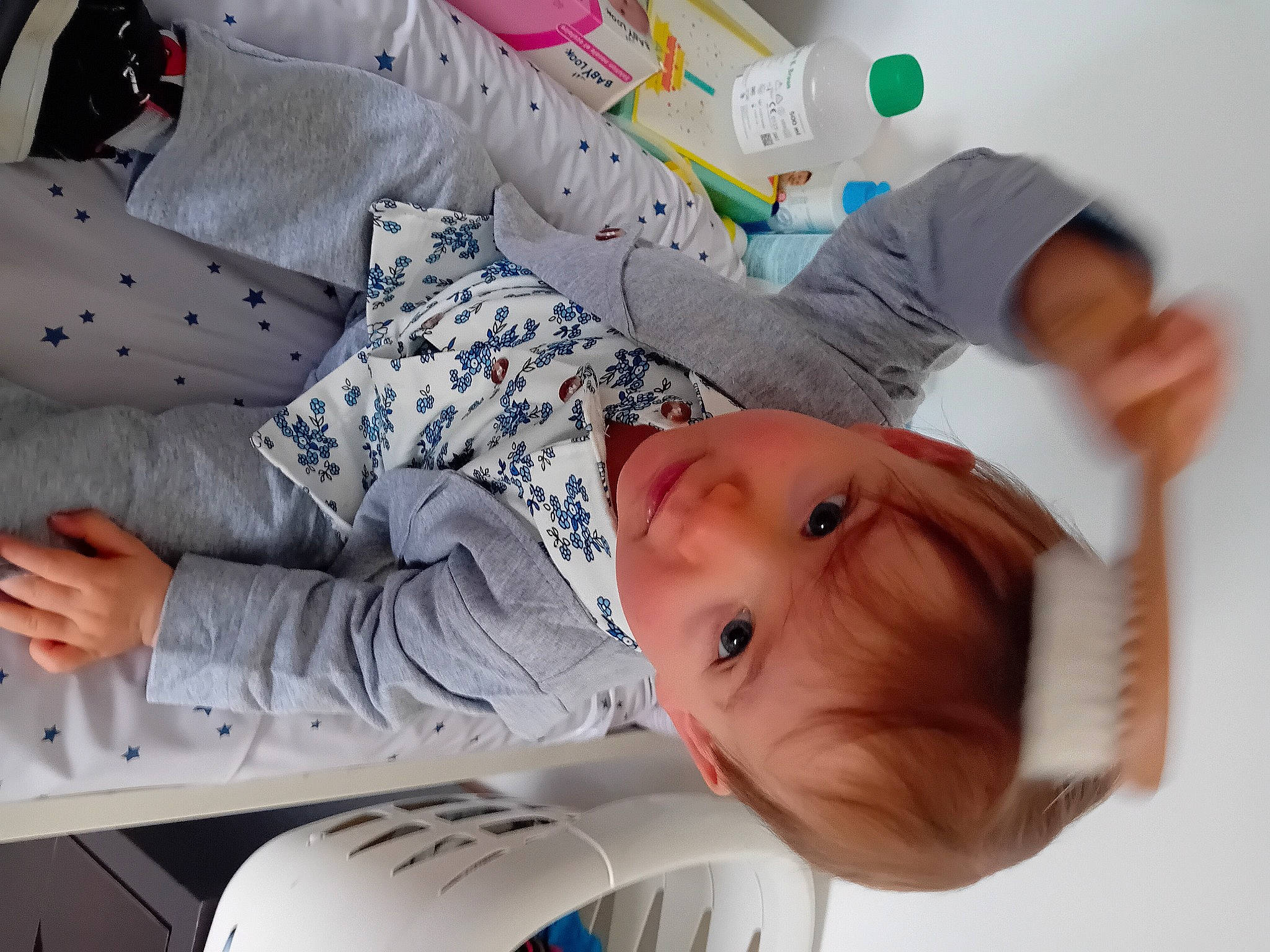 Charly a rejoint le concours — aidez-le/la à gagner de superbes lots ! baby, baby_products, baby_toddler_clothing, child, comfort, hat, health_care, linens, person, room, service, toddler