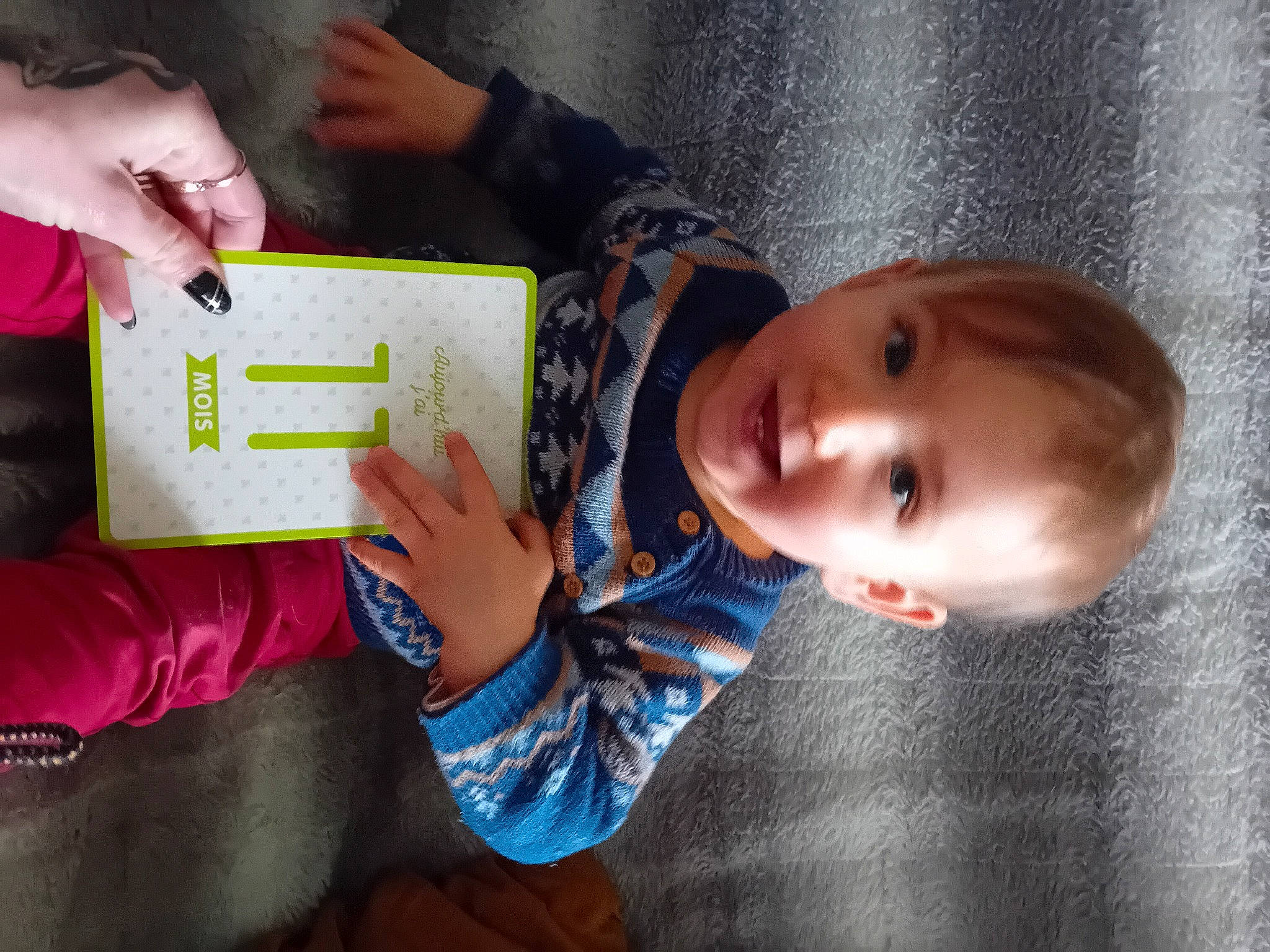 Charly a rejoint le concours — aidez-le/la à gagner de superbes lots ! baby, baby_toddler_clothing, book, child, facial_expression, finger, fun, gesture, hand, handwriting, happy, nail, person, product, reading, room, textile, toddler, tree, wood