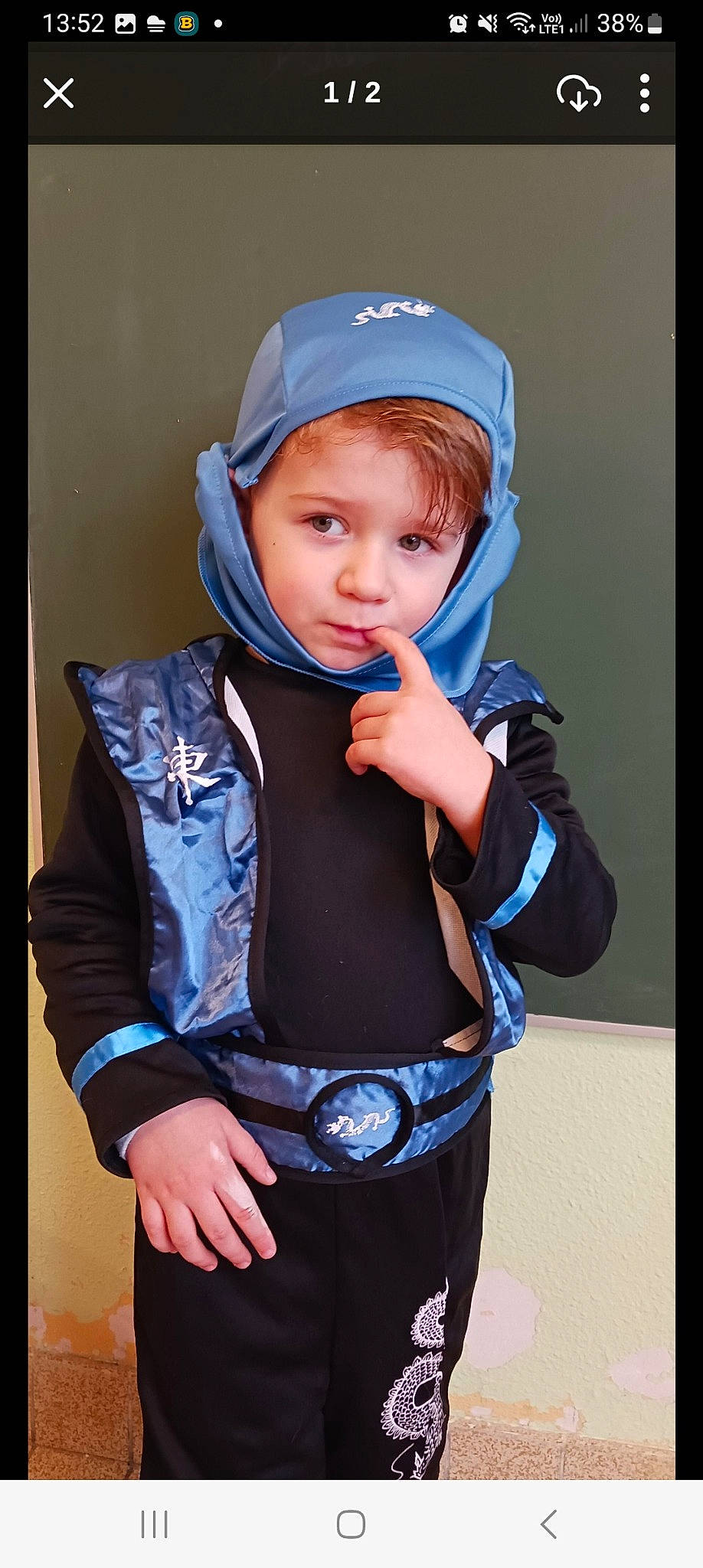 Axel a rejoint le concours — aidez-le/la à gagner de superbes lots ! baby, baby_products, baby_toddler_clothing, baseball_cap, cap, clothing, collar, denim, electric_blue, eye, face, fashion_accessory, gesture, headwear, jacket, outerwear, person, personal_protective_equipment, sleeve, toddler
