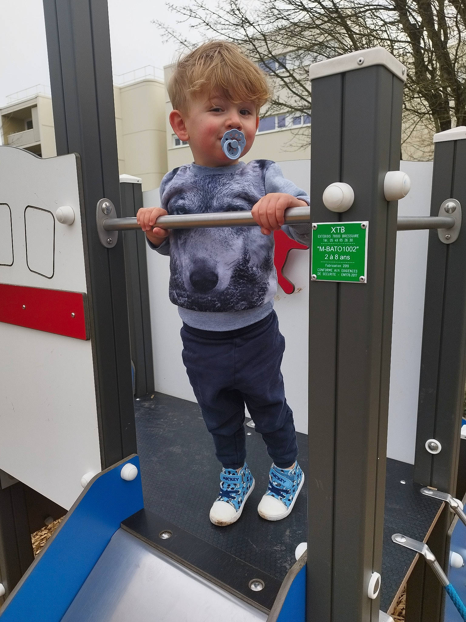 Axel a rejoint le concours — aidez-le/la à gagner de superbes lots ! balance, child, door, elbow, electric_blue, fun, gas, knee, machine, person, physical_fitness, product, recreation, room, shorts, sportswear, standing, t_shirt, toddler, tree