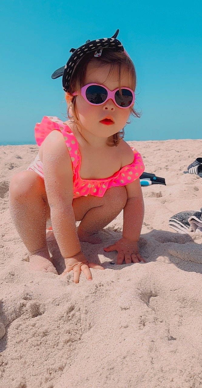 Léana participe au concours pour gagner de l'argent avec cette photo : beach, body_of_water, chin, cool, eye, eyewear, face, glasses, goggles, hair, happy, head, headgear, human_body, leg, people_on_beach, person, sunglasses, thigh, toddler