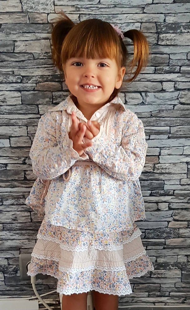 Léana a rejoint le concours — aidez-le/la à gagner de superbes lots ! arm, baby_toddler_clothing, chin, dress, eye, face, facial_expression, hair, hairstyle, hand, head, human_body, joy, neck, outerwear, person, photograph, shoulder, skin, sleeve