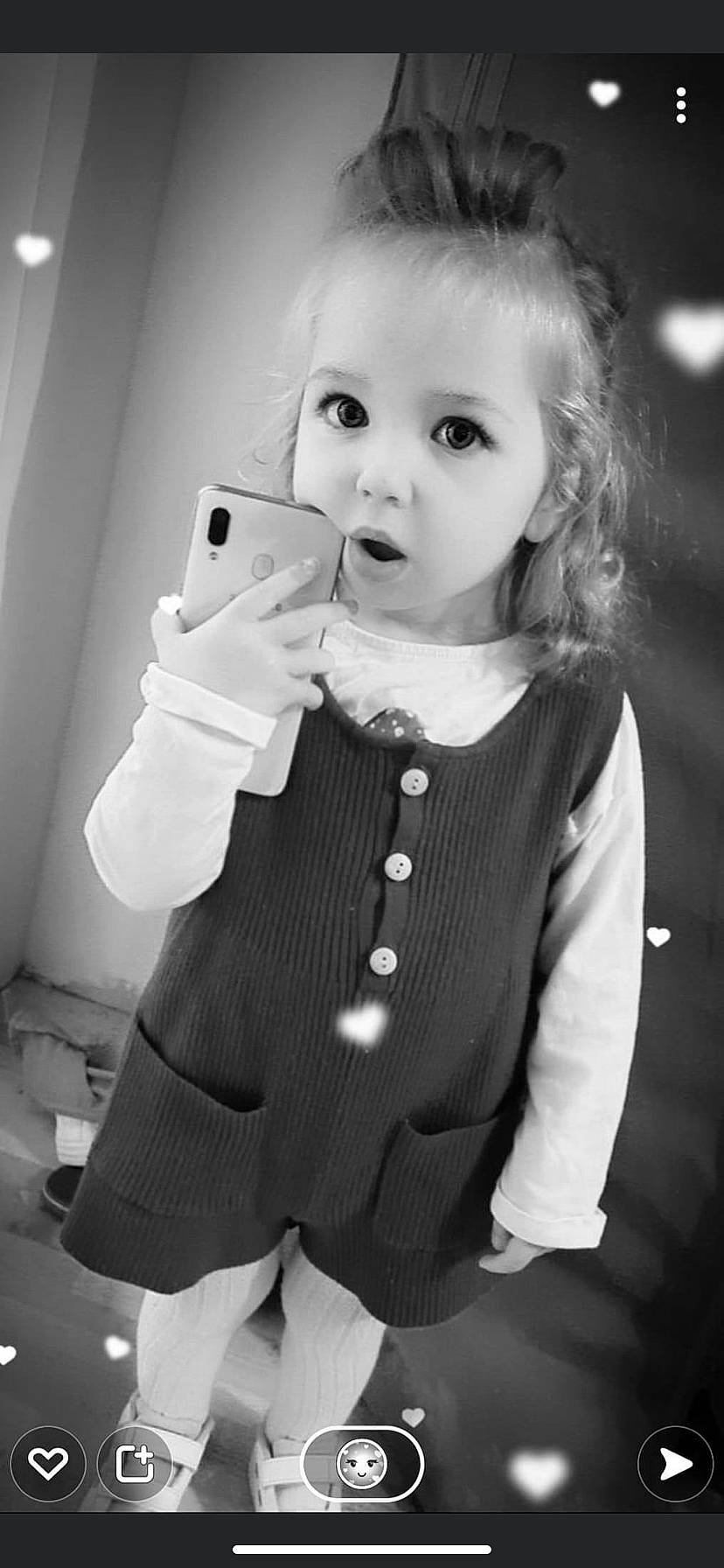 Aianha participe au concours pour gagner de l'argent avec cette photo : arm, black_and_white, cheek, dress, eye, face, flash_photography, gesture, hairstyle, hand, head, human_body, iris, lip, outerwear, person, photograph, sleeve, standing, style