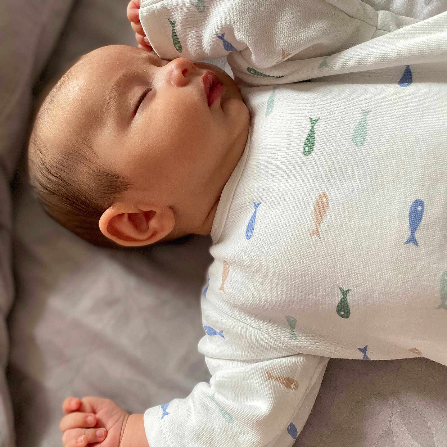 Eden a rejoint le concours — aidez-le/la à gagner de superbes lots ! baby, bed, blanket, child, cozy, cute, ear, face, fish_pattern, hand, infant, lying_down, mouth, nose, onesie, pajamas, peaceful, skin, sleeping, soft