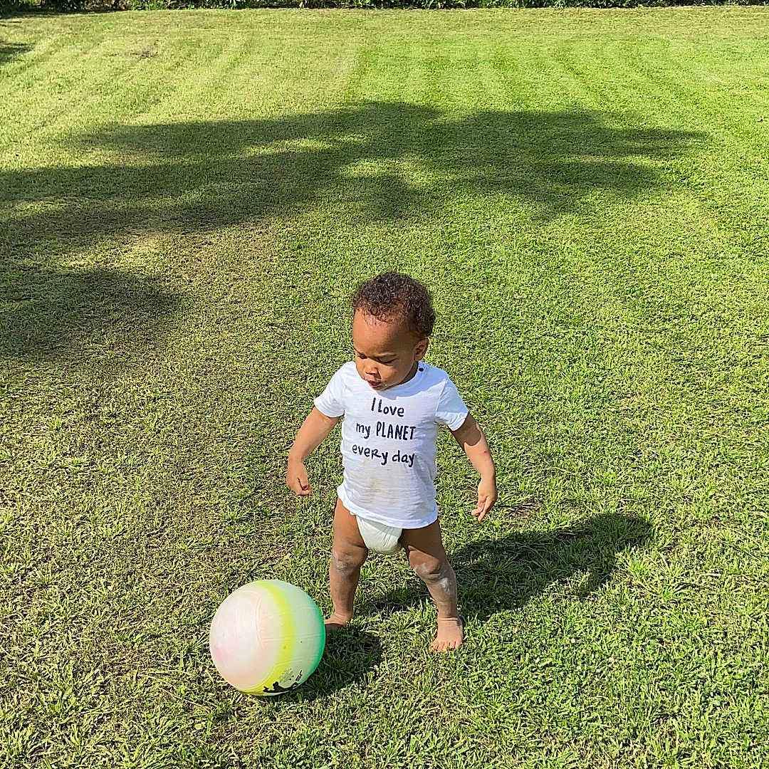 Leeroy a rejoint le concours — aidez-le/la à gagner de superbes lots ! baby, backyard, ball, face, football, grass, head, lawn, nature, outdoors, park, person, photography, plant, portrait, soccer, soccerball, sphere, sport, summer