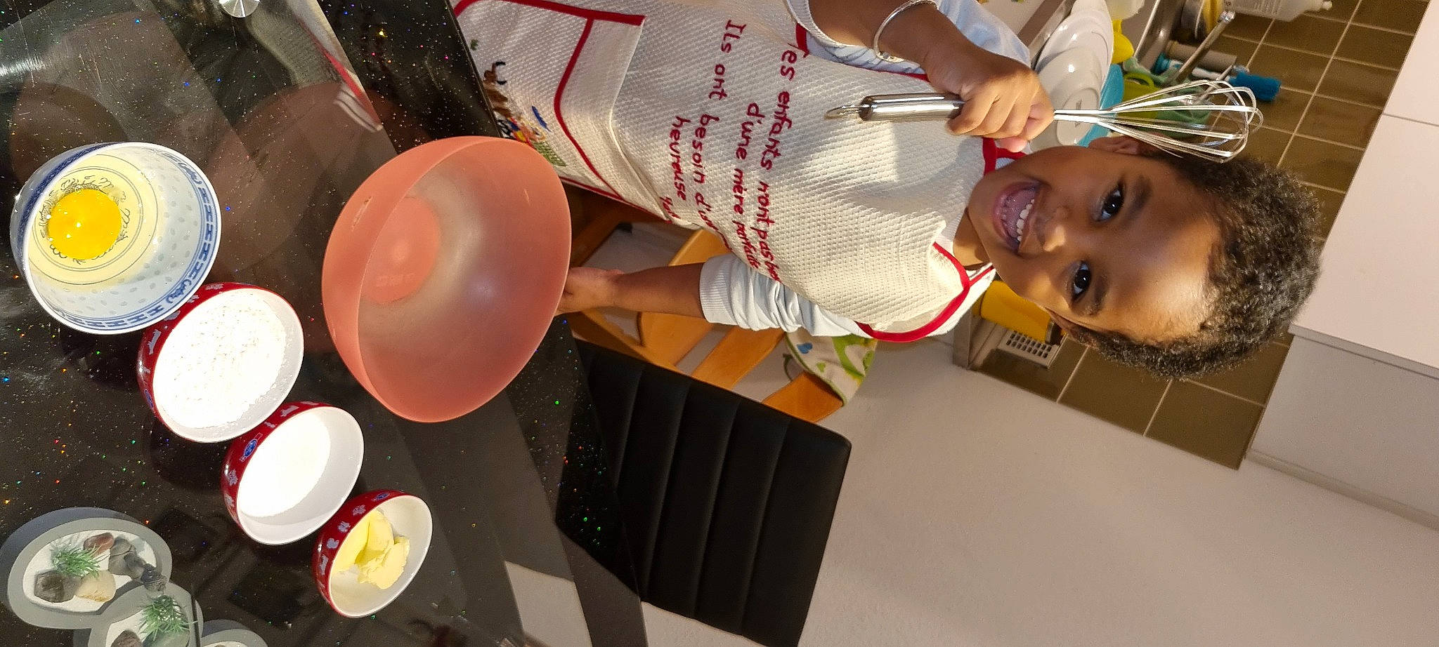 Dymanel a rejoint le concours — aidez-le/la à gagner de superbes lots ! balloon, bowl, circle, cooking, event, fun, happy, joy, party_supply, peach, person, plate, room, smile, tableware, toddler