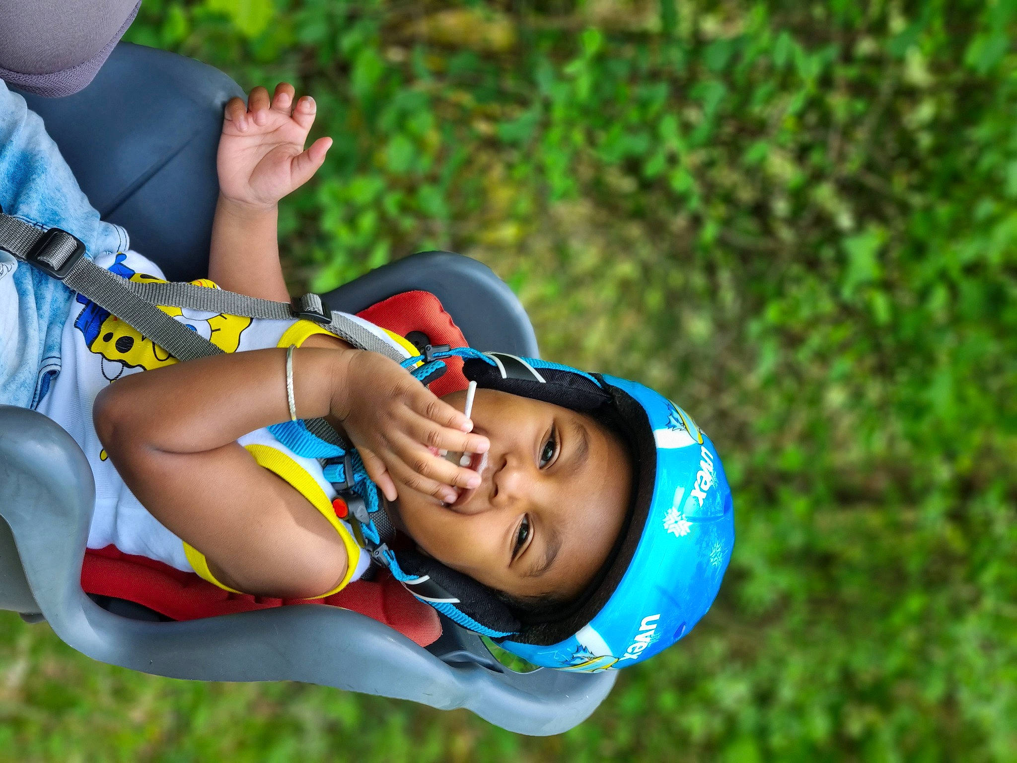 Dymanel a rejoint le concours — aidez-le/la à gagner de superbes lots ! child, competition_event, elbow, electric_blue, fun, grass, happy, headwear, human_leg, knee, leisure, outdoor_recreation, people_in_nature, person, recreation, thigh, tree