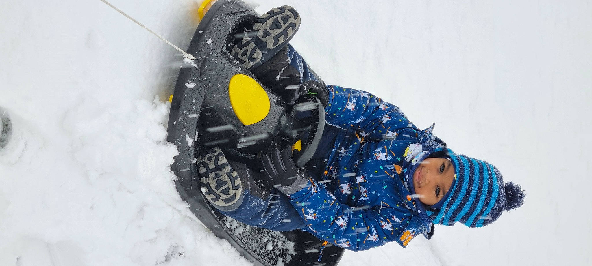 Dymanel participe au concours pour gagner de l'argent avec cette photo : auto_part, automotive_design, automotive_tire, automotive_wheel_system, freezing, glove, headwear, helmet, person, personal_protective_equipment, racing, recreation, sled, slope, snow, sports, sports_equipment, sports_gear, tire, vehicle