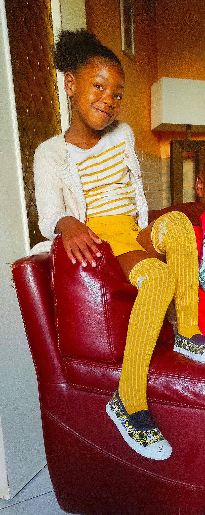 Marie a rejoint le concours — aidez-le/la à gagner de superbes lots ! arm, beauty, chair, clothing, comfort, fashion_design, footwear, hairstyle, joint, joy, knee, lap, leg, leisure, long_hair, person, shoe, sleeve, sportswear, thigh