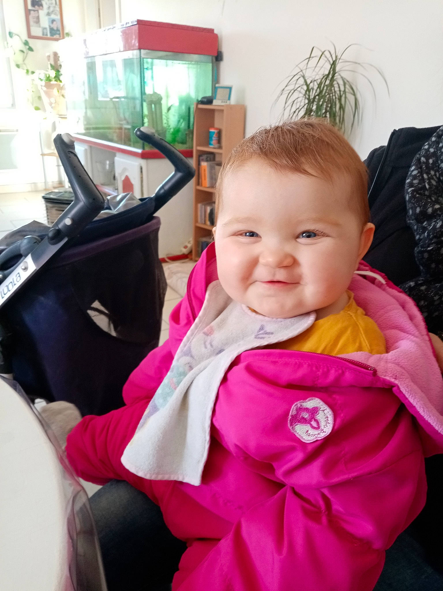 Analya a rejoint le concours — aidez-le/la à gagner de superbes lots ! baby, baby_carriage, baby_products, baby_toddler_clothing, bag, car_seat, chair, comfort, fun, hairstyle, happy, houseplant, joy, magenta, person, plant, sitting, sleeve, smile, standing