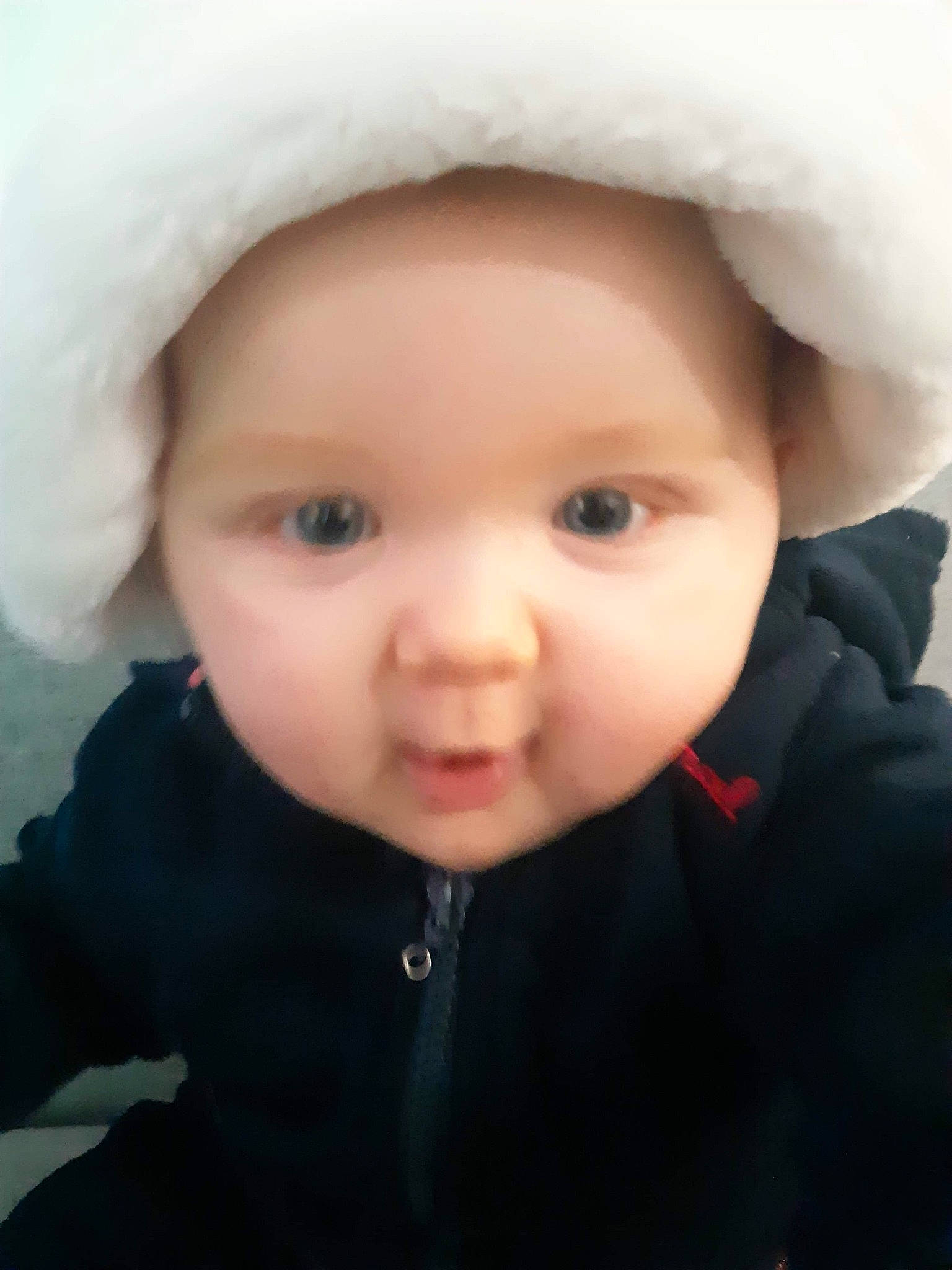 Analya a rejoint le concours — aidez-le/la à gagner de superbes lots ! baby, baby_toddler_clothing, cap, cheek, chin, clothing, eyebrow, eyelash, facial_expression, flash_photography, headgear, headwear, human, iris, lip, nose, outerwear, person, skin, sleeve