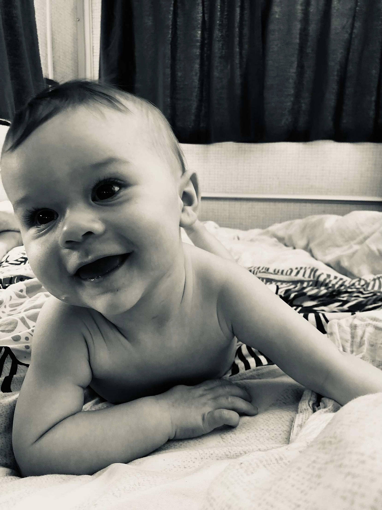 Maho participe au concours pour gagner de l'argent avec cette photo : arm, baby, black, cheek, chest, chin, comfort, curtain, eyebrow, finger, hand, happy, iris, lip, monochrome, mouth, nose, person, skin, smile