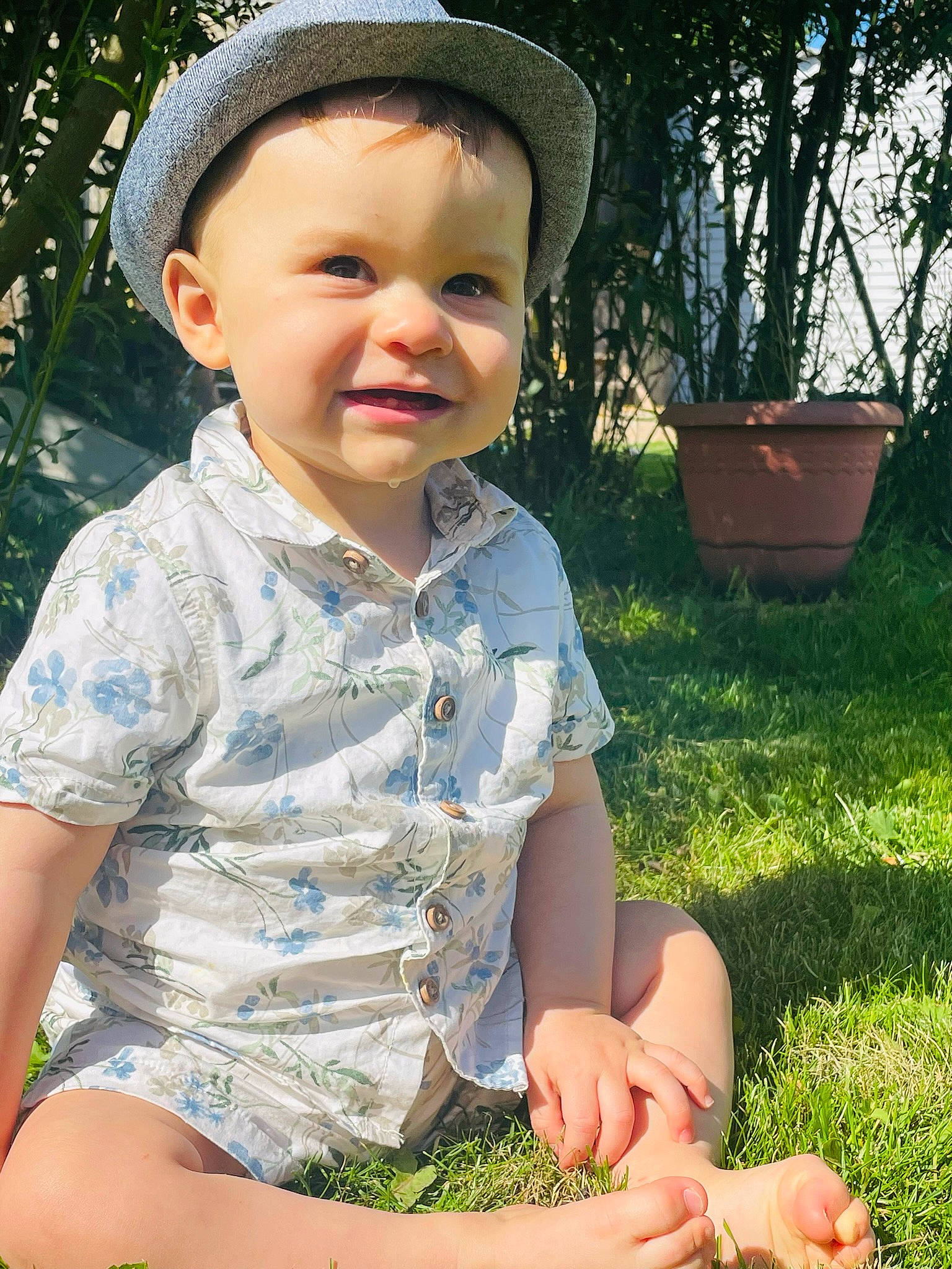 Maho participe au concours pour gagner de l'argent avec cette photo : baby_toddler_clothing, child, finger, flowerpot, fun, grass, grass_family, green, happy, hat, leaf, leisure, people_in_nature, person, plant, skin, sleeve, smile, summer, thigh