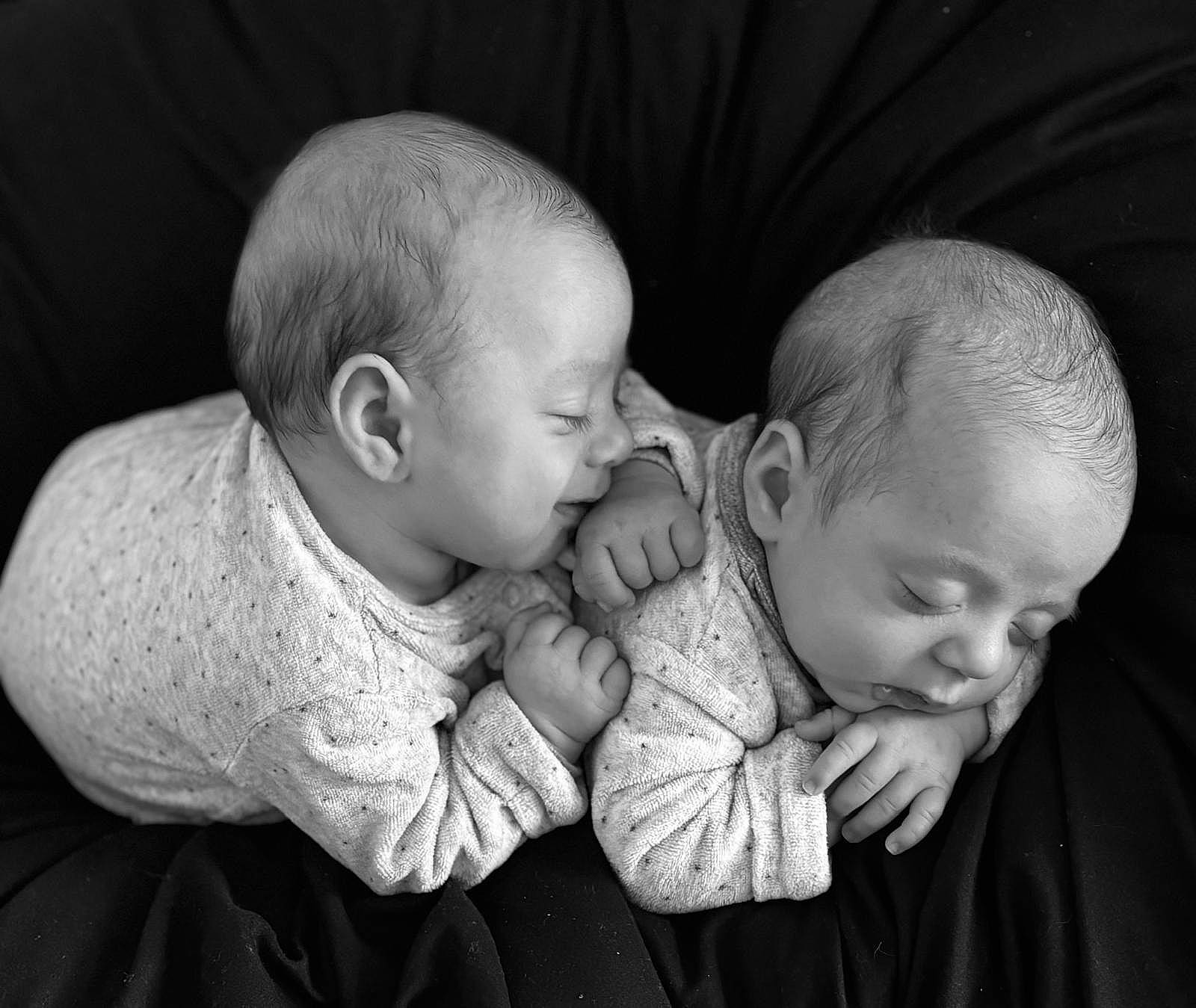 Elyon Et Elay participe au concours pour gagner de l'argent avec cette photo : baby, baby_toddler_clothing, cheek, child, comfort, darkness, flash_photography, fun, gesture, grass, happy, iris, monochrome, monochrome_photography, nose, person, portrait_photography, sitting, skin, toddler