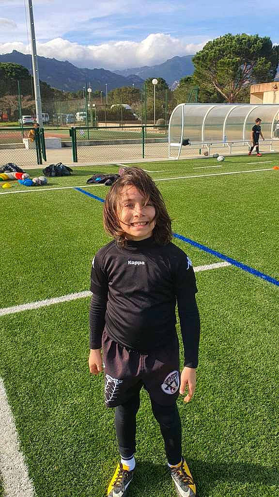 Francesco participe au concours pour gagner de l'argent avec cette photo : black, cloud, competition_event, fun, grass, grass_family, grassland, happy, joy, lawn, leisure, person, player, recreation, sky, smile, sports, sweatpant, t_shirt, team