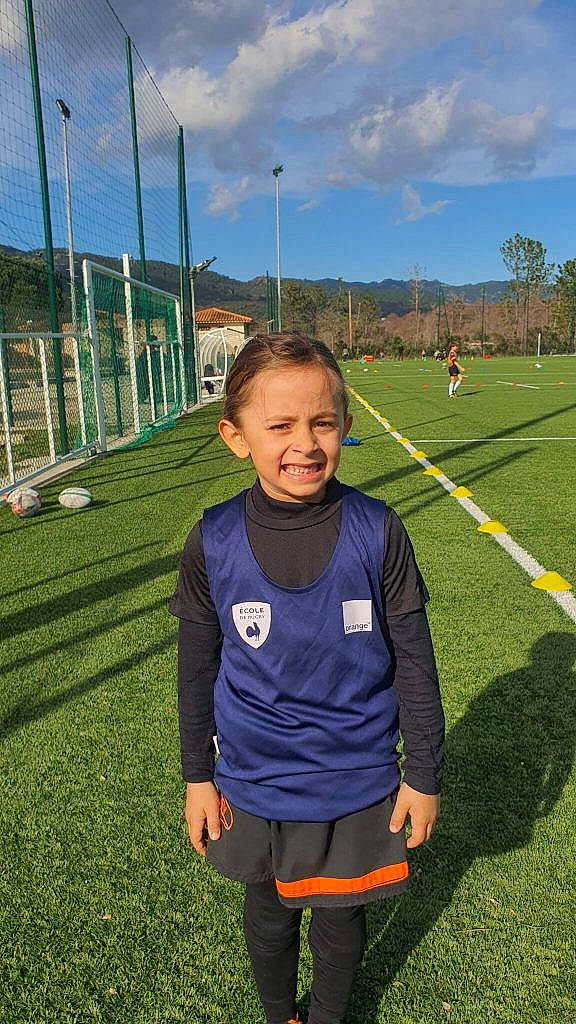 Valentino participe au concours pour gagner de l'argent avec cette photo : cloud, fun, grass, grass_family, grassland, happy, infrastructure, leaf, leisure, meadow, person, plain, plant, player, recreation, sky, smile, sports, team_sport, toddler