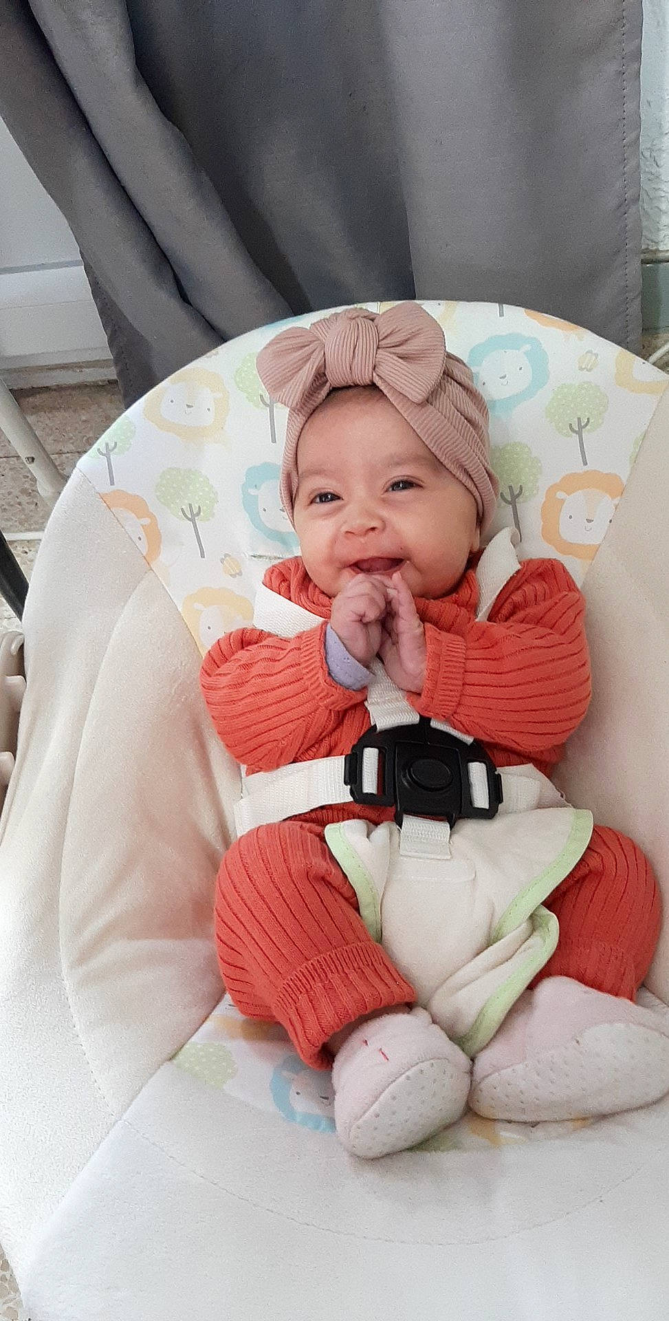 Ohana a rejoint le concours — aidez-le/la à gagner de superbes lots ! baby, baby_carriage, baby_toddler_clothing, chair, cheek, comfort, face, facial_expression, finger, hairstyle, hand, head, headwear, human_body, lap, mouth, outerwear, person, pink, skin