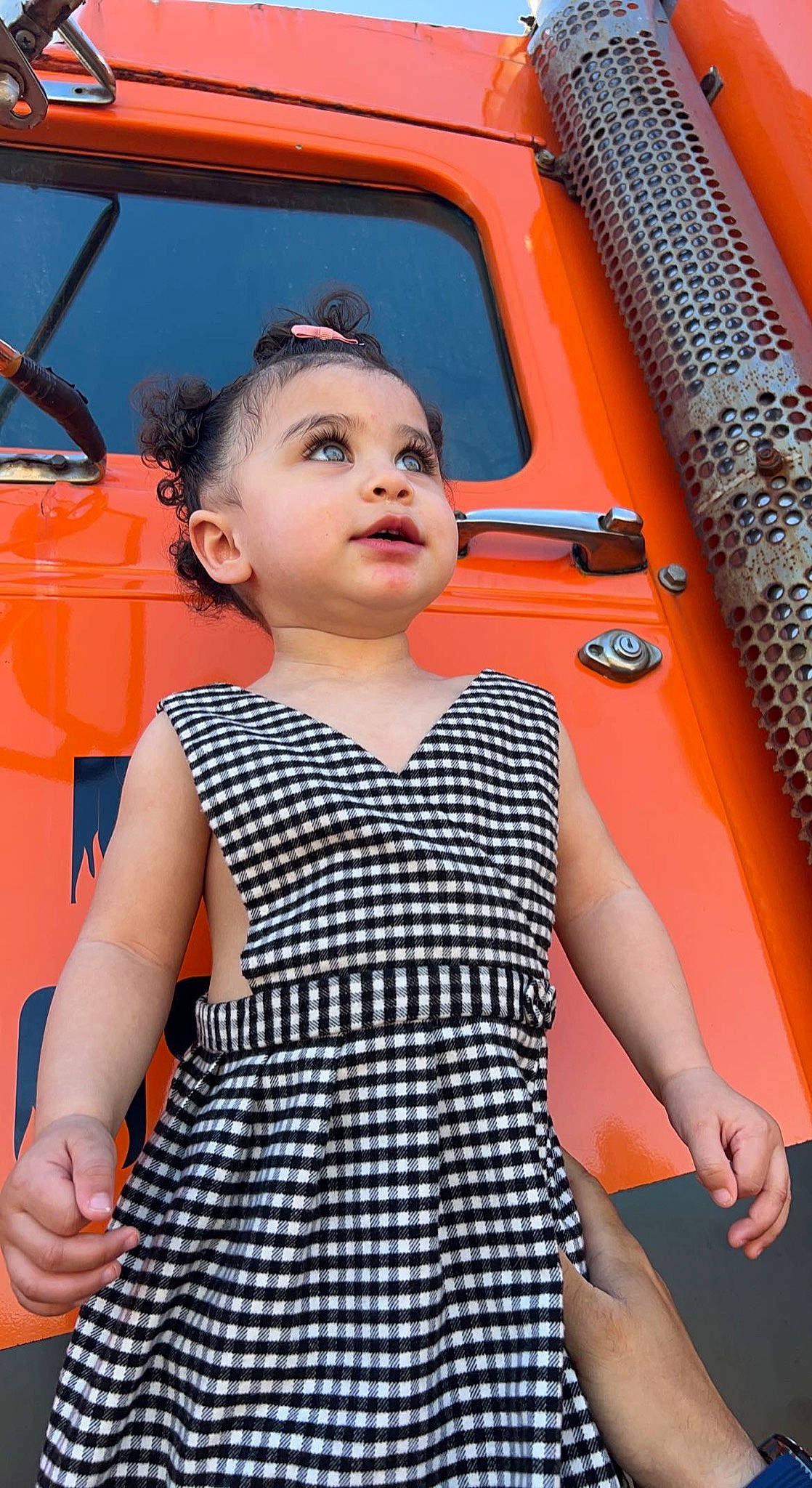 Kaina participe au concours pour gagner de l'argent avec cette photo : automotive_design, automotive_exterior, blue, day_dress, electric_blue, fashion, fun, happy, hood, leisure, motor_vehicle, one_piece_garment, orange, person, red, skin, summer, toddler, travel, vehicle_door