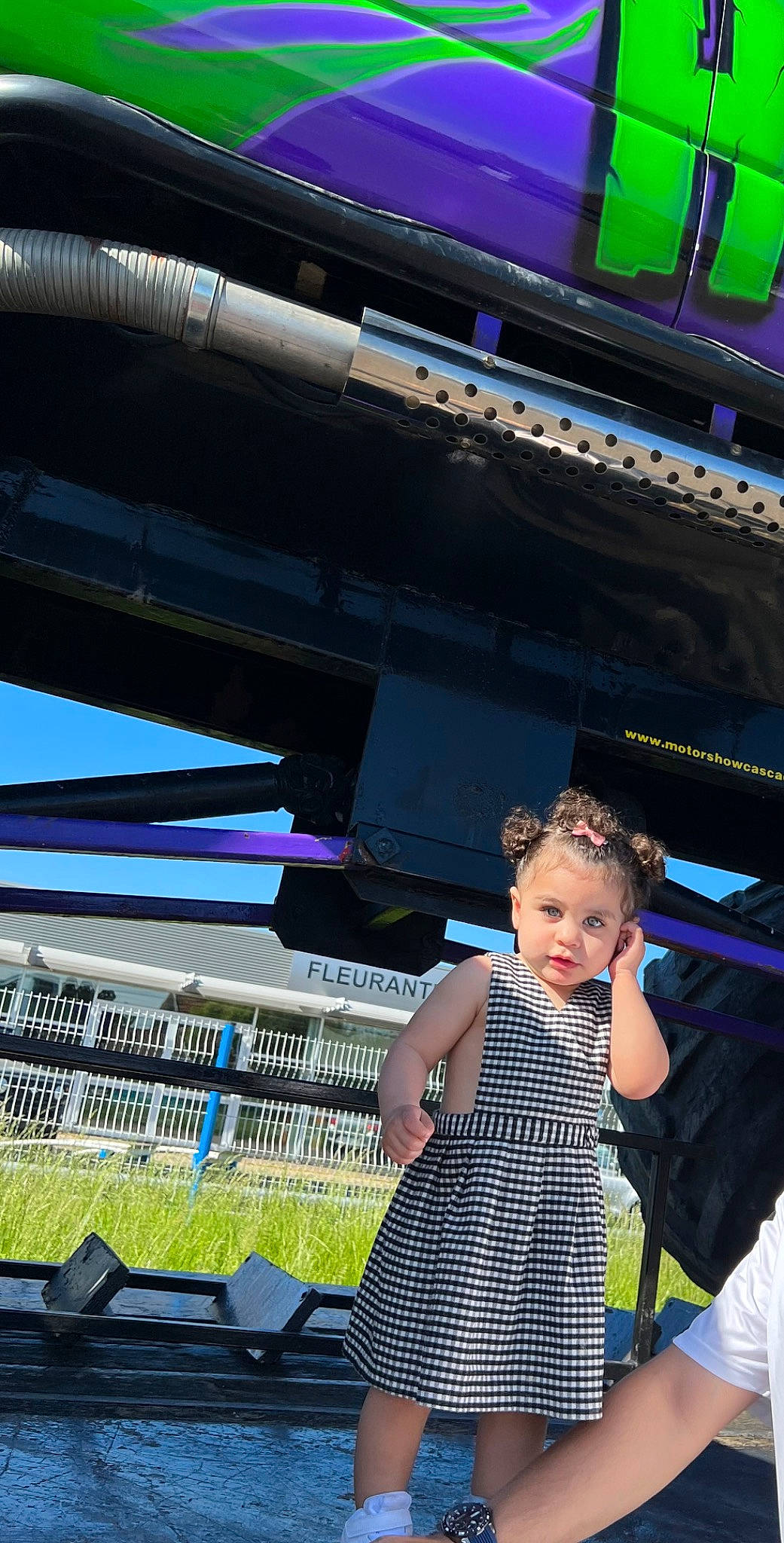 Kaina participe au concours pour gagner de l'argent avec cette photo : automotive_design, display_device, electric_blue, entertainment, event, fashion_design, flash_photography, fun, leisure, luxury_vehicle, multimedia, person, recreation, street_fashion, toddler, tourism, transport, travel