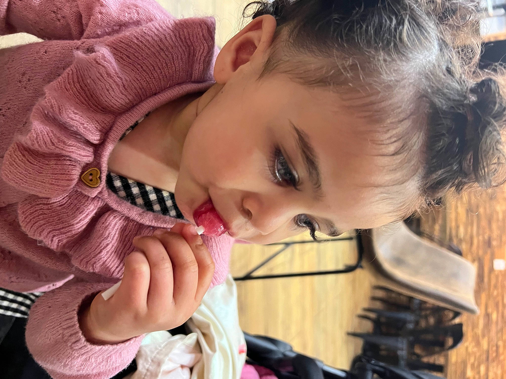 Kaina a rejoint le concours — aidez-le/la à gagner de superbes lots ! cheek, chin, ear, eye, eyebrow, eyelash, finger, forehead, gesture, happy, iris, jaw, lip, mouth, neck, nose, organ, person, plant, skin