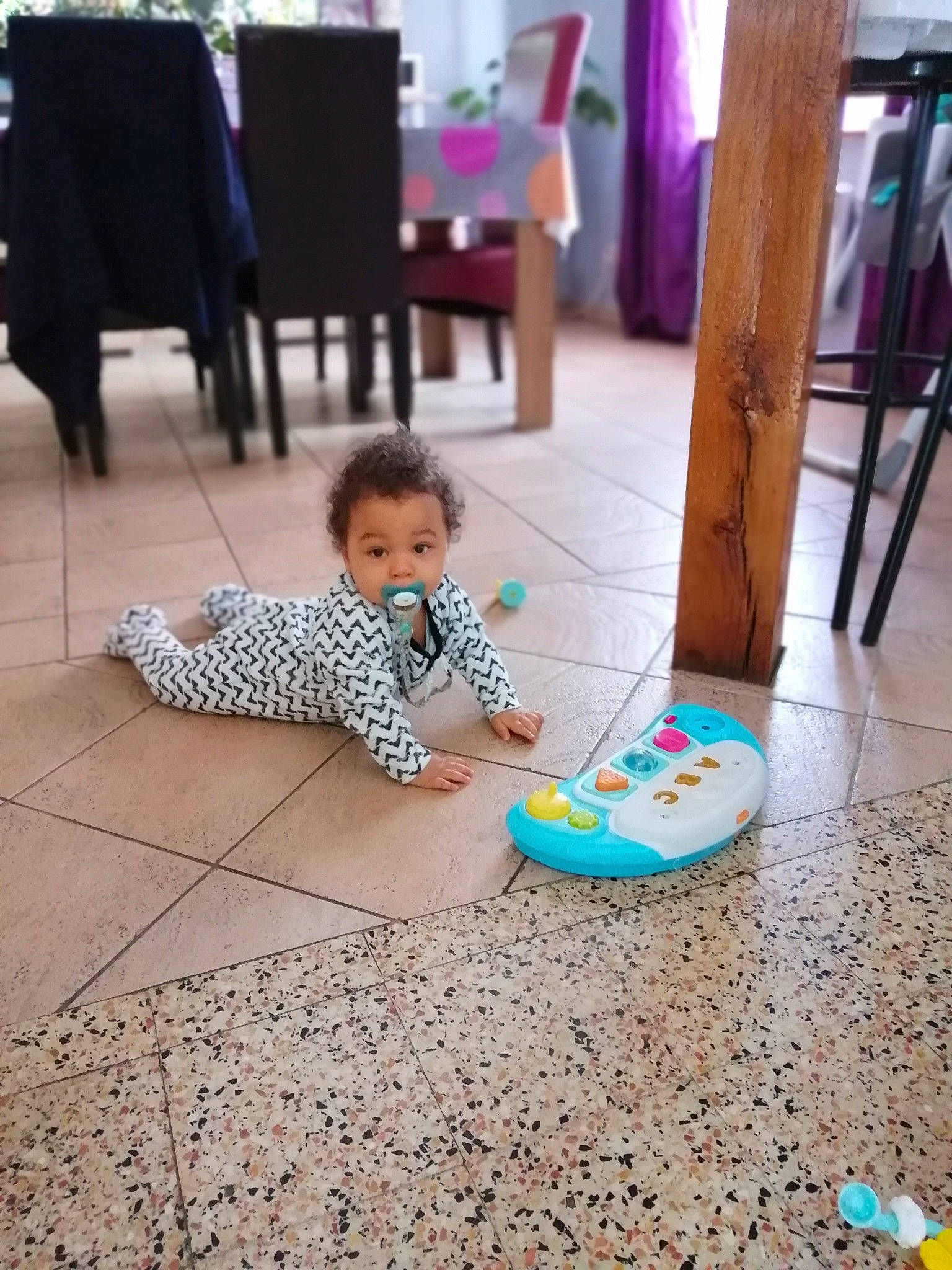 Marley participe au concours pour gagner de l'argent avec cette photo : baby, beauty, child, floor, flooring, person, play, sitting, surprise, toddler