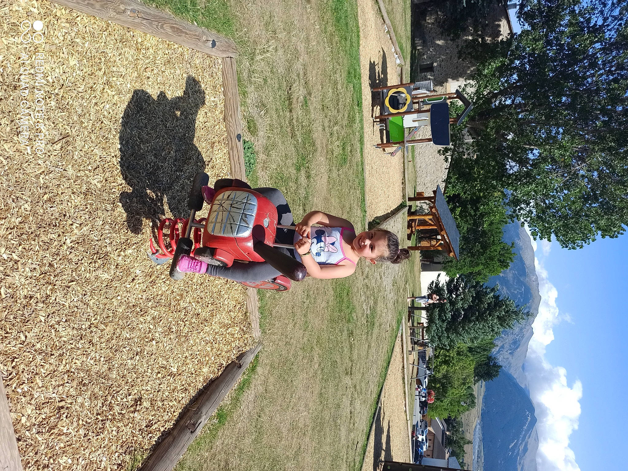 Asuna a rejoint le concours — aidez-le/la à gagner de superbes lots ! adventure, aerial_photography, birds_eye_view, cloud, extreme_sport, fun, grass, joy, landscape, leisure, line, people_in_nature, person, plant, recreation, sky, slope, soil, toddler, tourism
