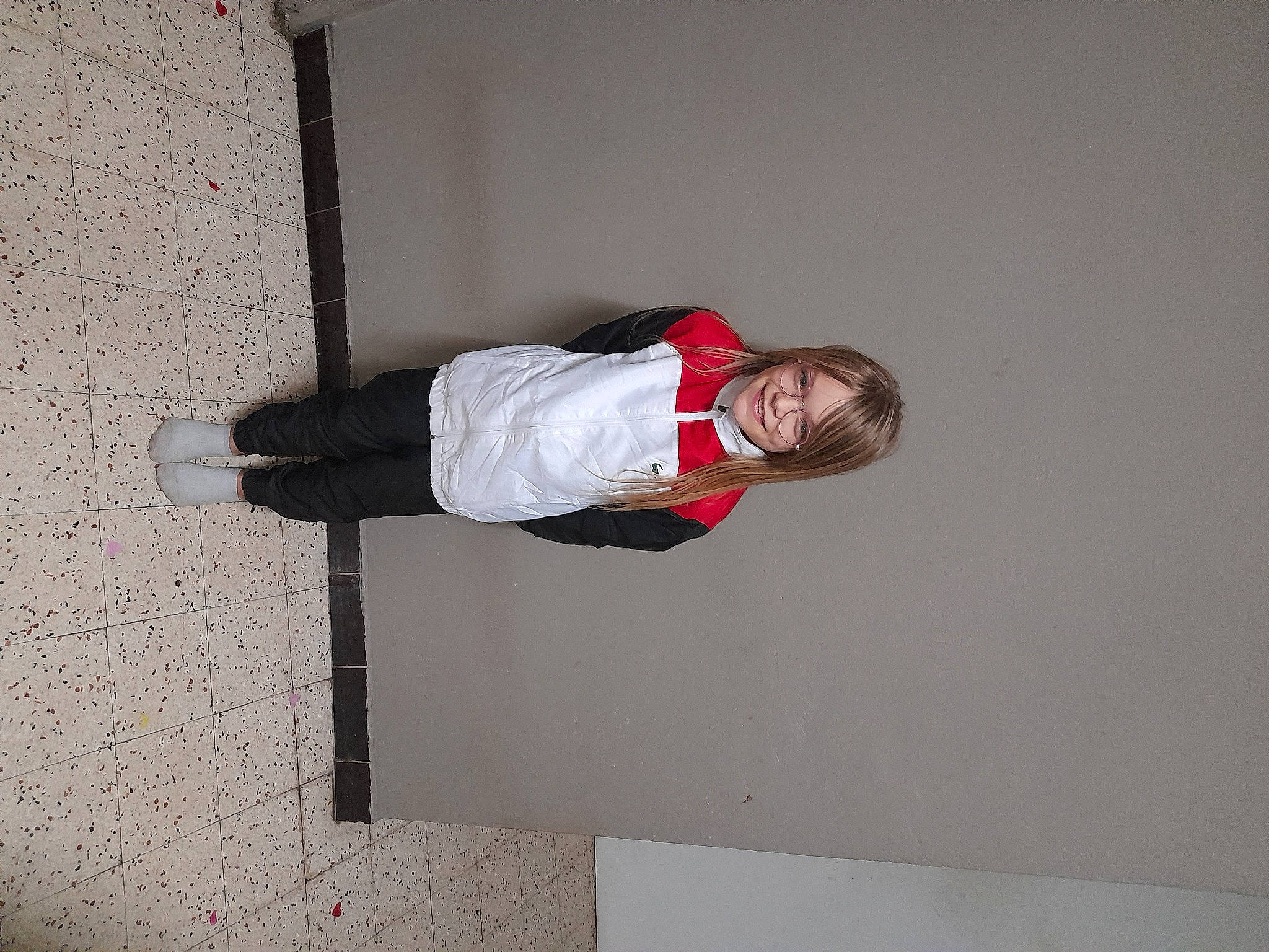 Needy a rejoint le concours — aidez-le/la à gagner de superbes lots ! blazer, ceiling, collar, composite_material, concrete, elbow, joy, person, plaster, room, sleeve, smile, street_fashion, walking_shoe, wrist