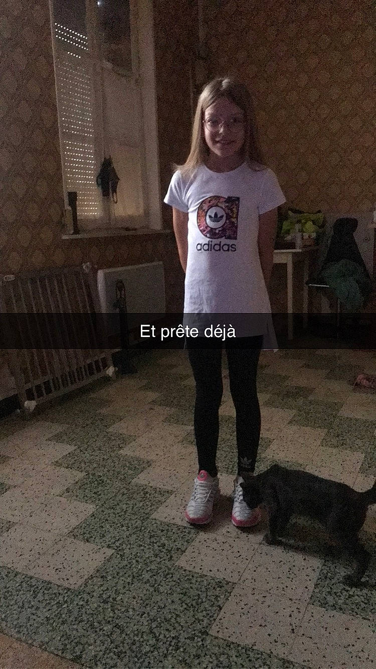 Needy a rejoint le concours — aidez-le/la à gagner de superbes lots ! fashion_design, floor, flooring, fun, human_body, human_leg, joy, knee, leg, leggings, person, sandal, shoulder, sitting, sleeve, sneakers, sportswear, standing, t_shirt, thigh